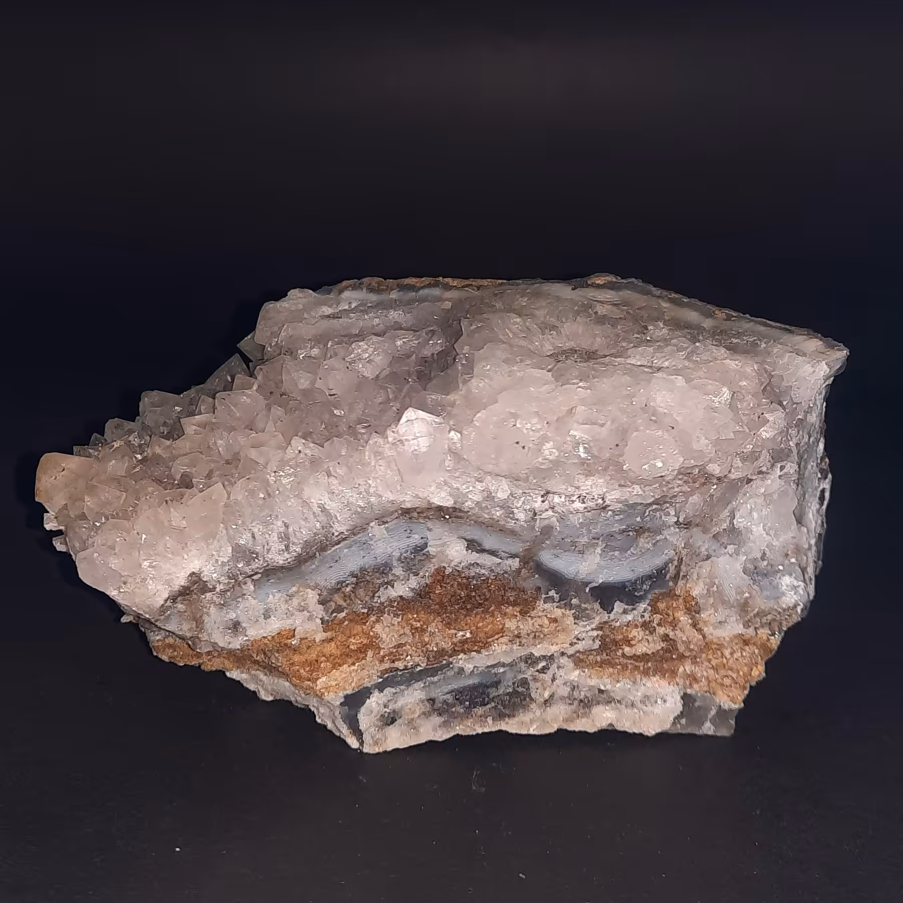 کلونی کوارتز با بستر  نوار عقیق و کوارتز کد بی395