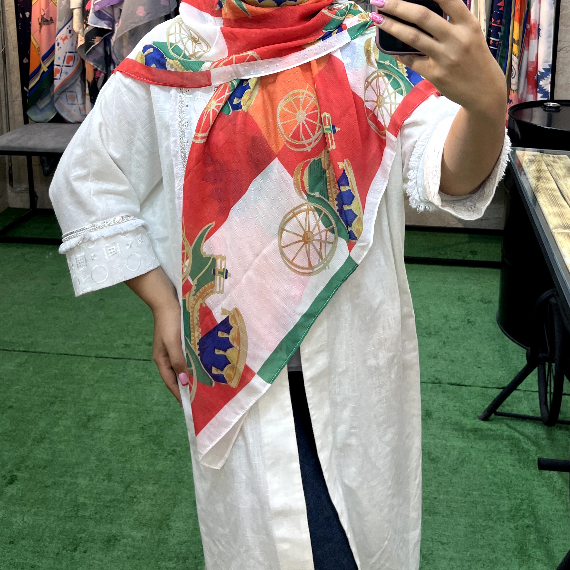 روسری بهاره مناسب دخترخانم ها و بانوان قواره متوسط پارچه گارزا دور چرخ دوز