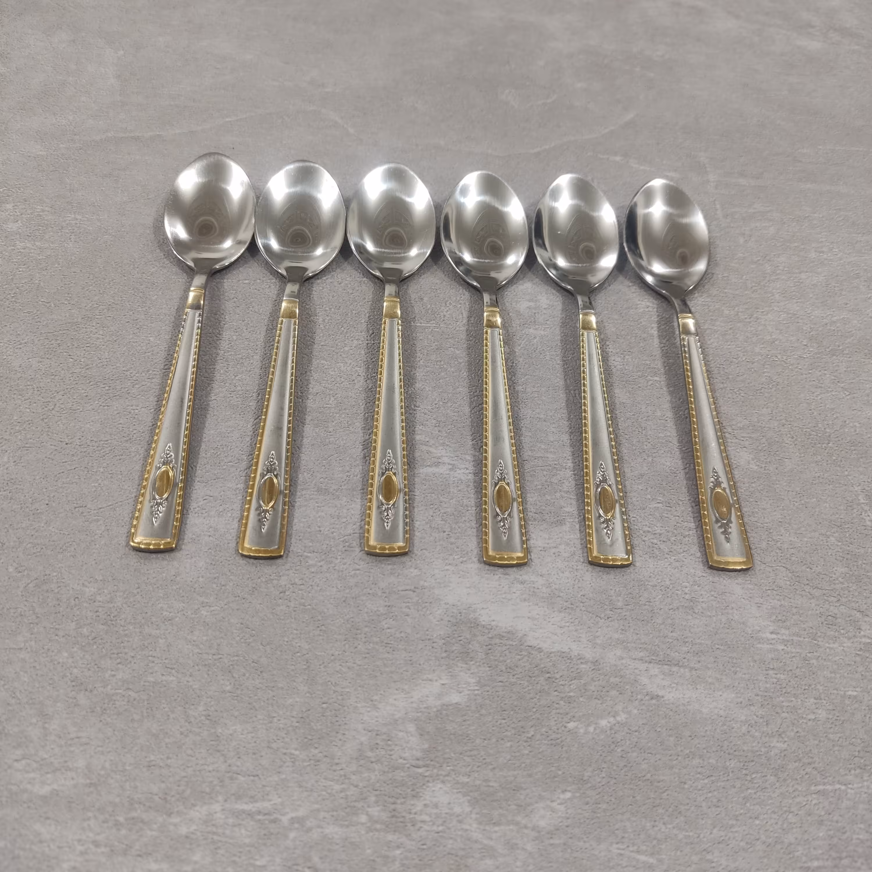 قاشق چای خوری خوری دسته طلایی بسته 6 عددی مارک یونیک لایف Unique life طول 11سانت بسیار شیک و ضخامت 2میل STAINLESS Steel 