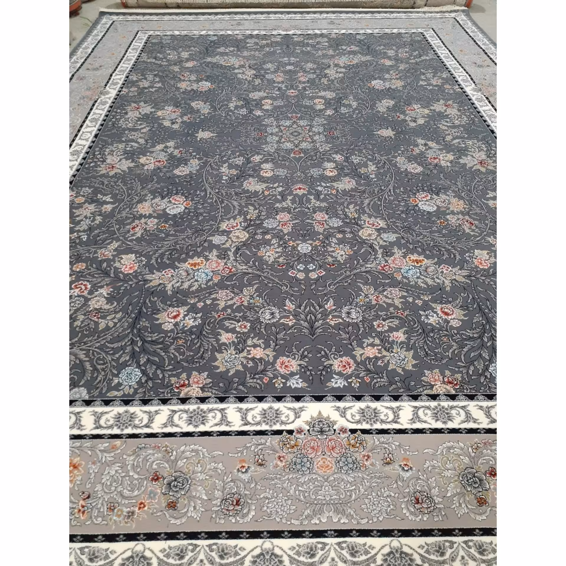 فرش ماشینی 700 شانه اصل تراکم 2550 طرح افشان زمینه دودی 12 متری جنس اکرولیک