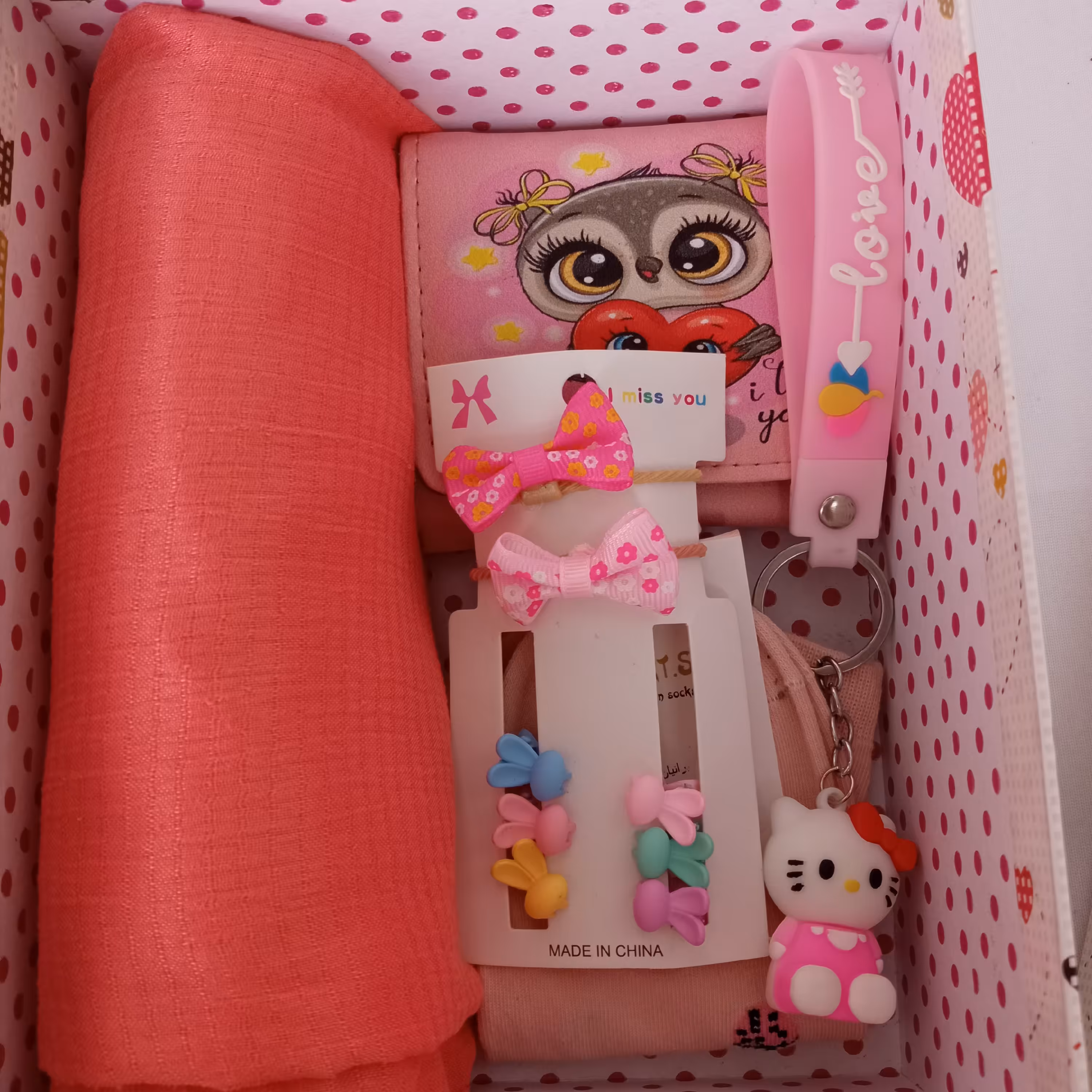 پک شامل شال.کیف پول.سرکلیدی.پک گلسروکش مو.جوراب وجعبه هدیه