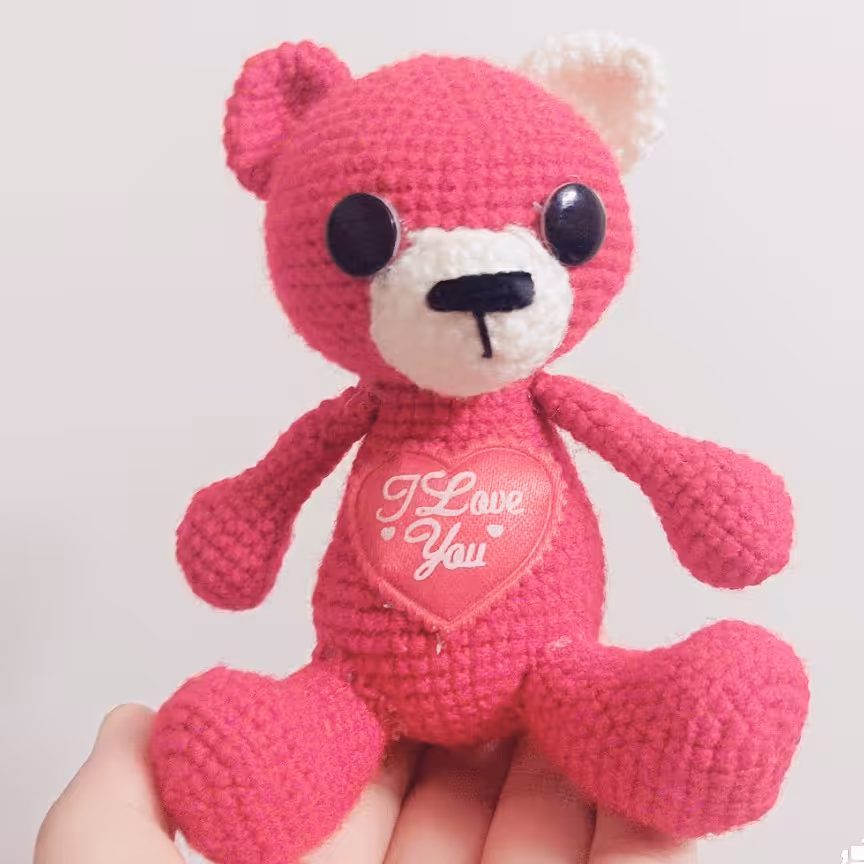 عروسک دستبافت طرح خرس ولنتاین کوچولوی قرمز رنگ(40گرمی)