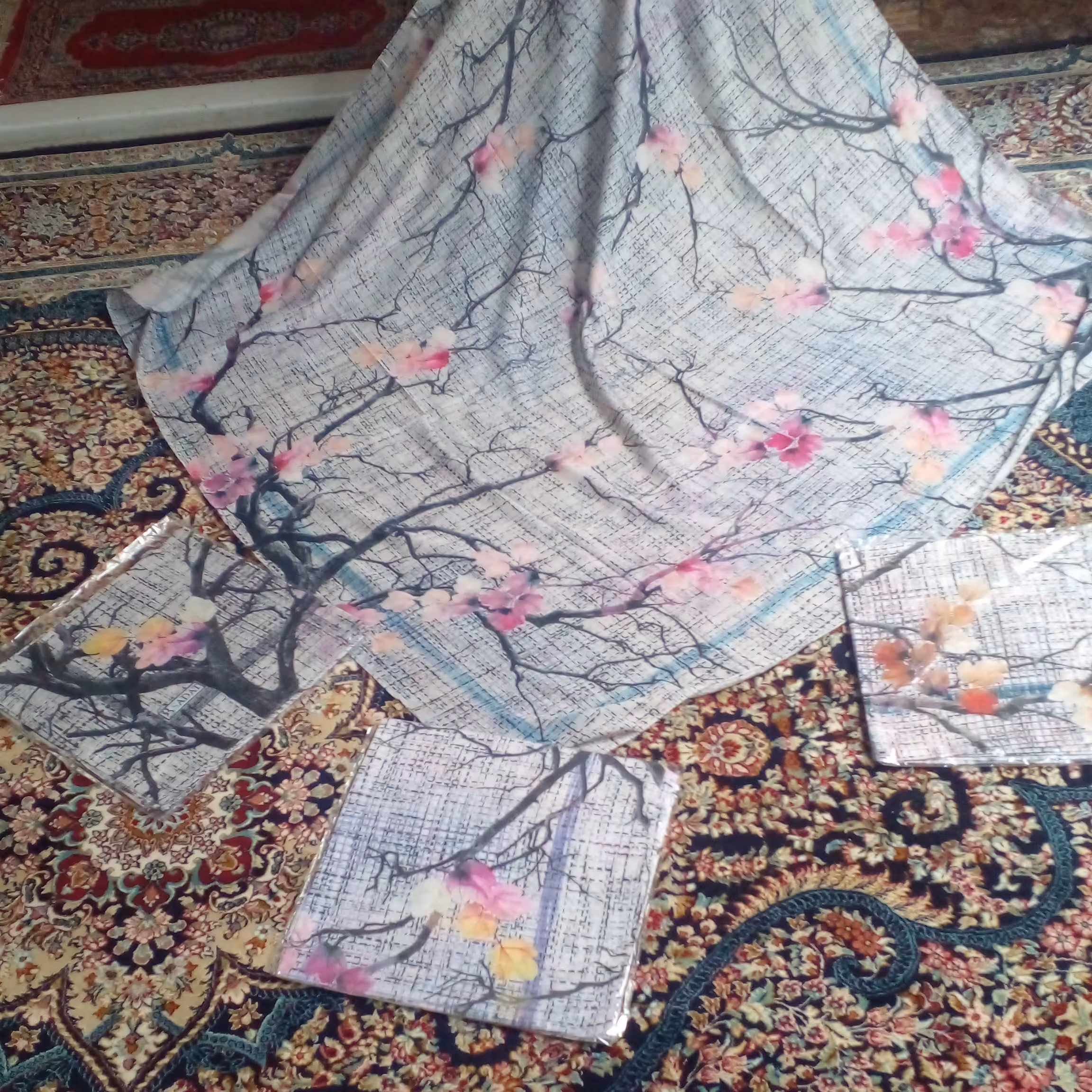 روسری نخی طرح دیجیتال گل دار