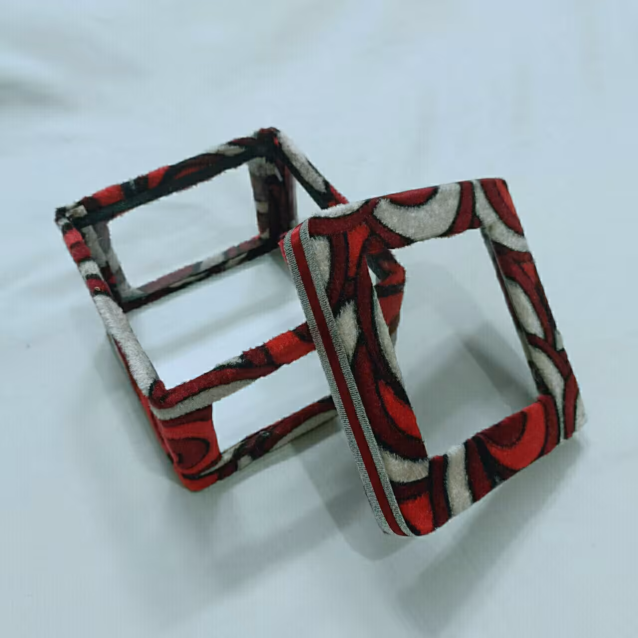 جعبه کادو ، طلقی مخمل طرحدار  ، مناسب هدیه عروس و داماد ،  تولد ، ولنتاین ، کیفیت عالی موجود هست  آماده فروش 