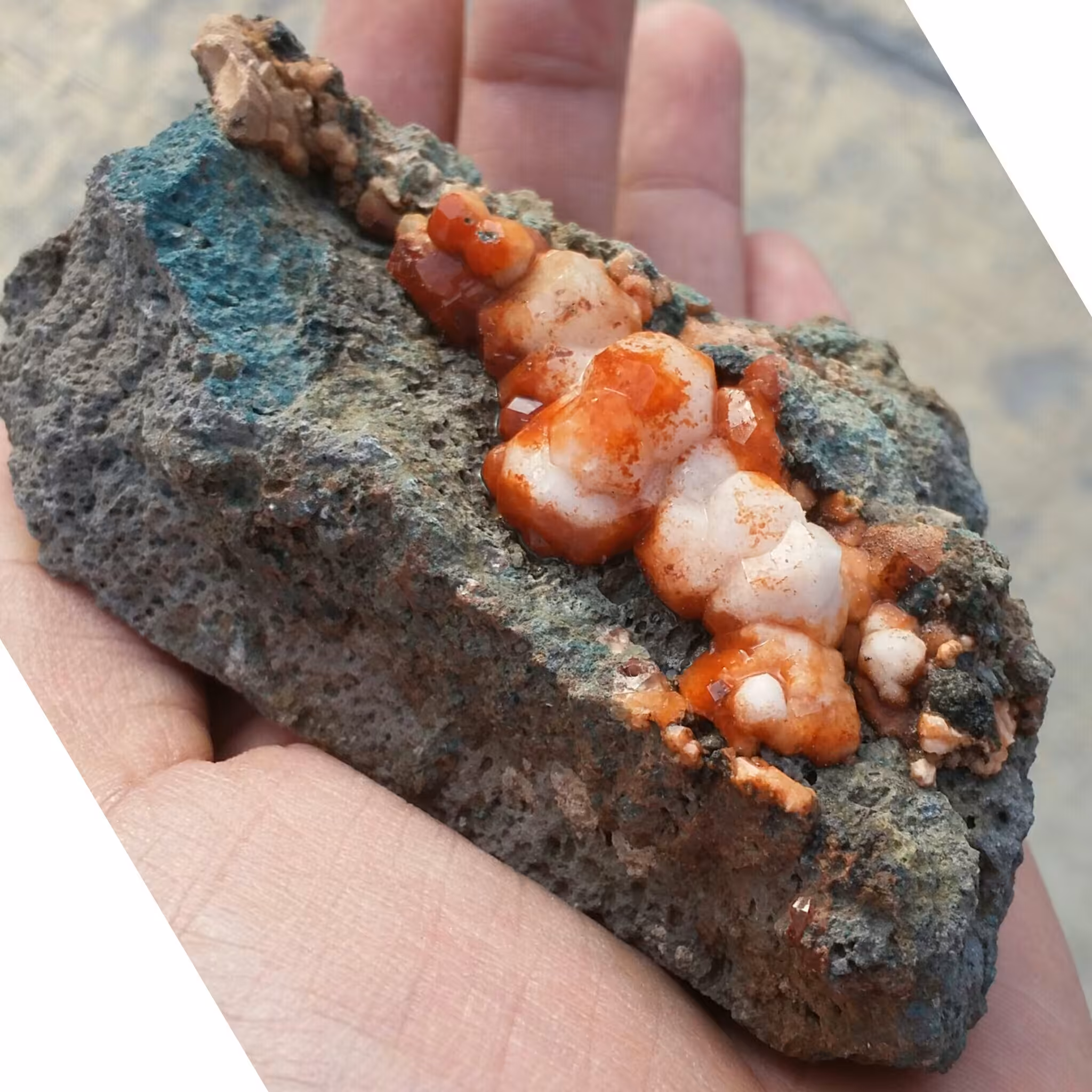 نمونه فوق کلکسیونی غولپیکر آنالیسم سرخ و سفید پر بلور بسیار درشت روی بستر محشر بسیااااار زیبا 100 در 100 طبیعی محشششررر