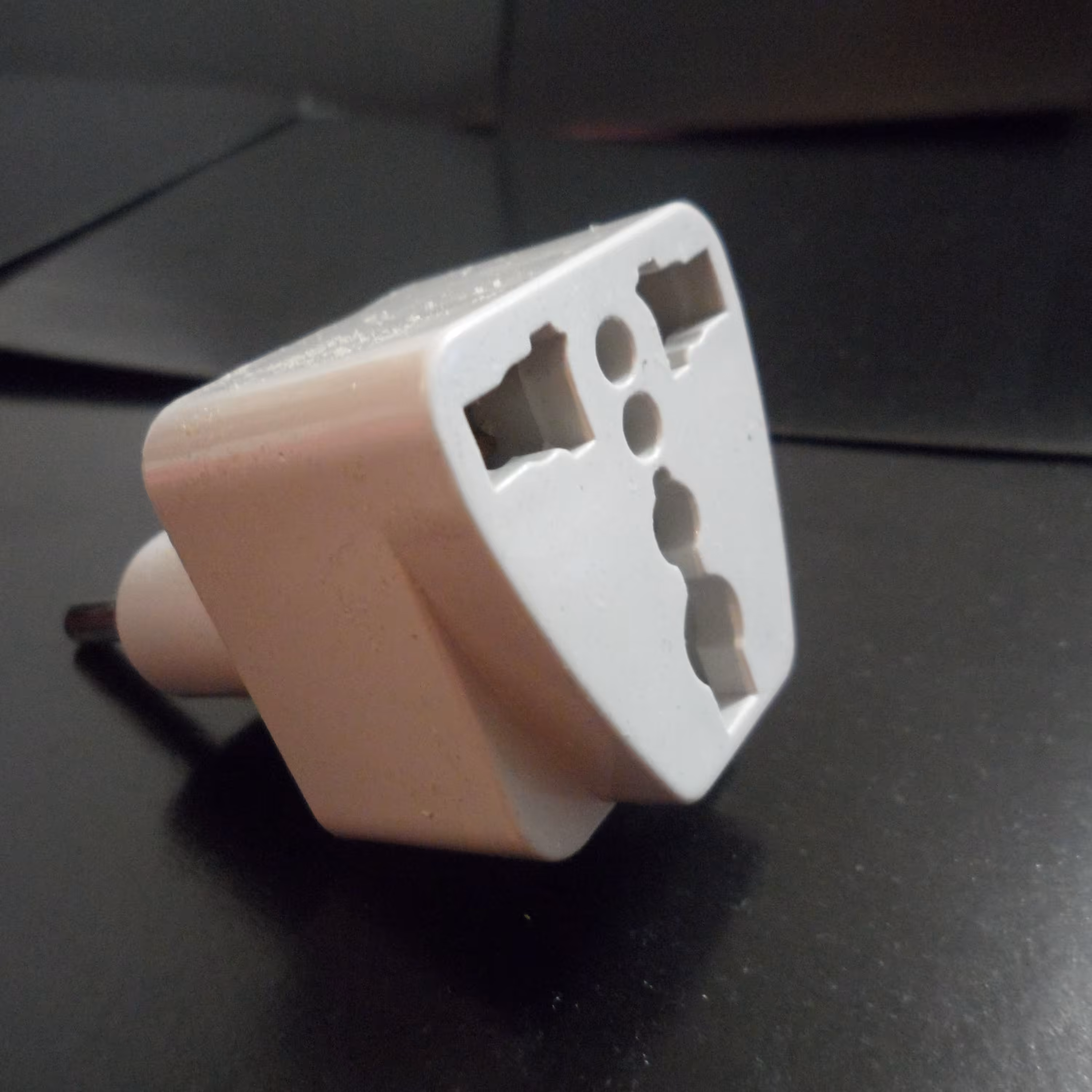   تبدیل سه شاخه به دو شاخه سر شارژری موبایل   