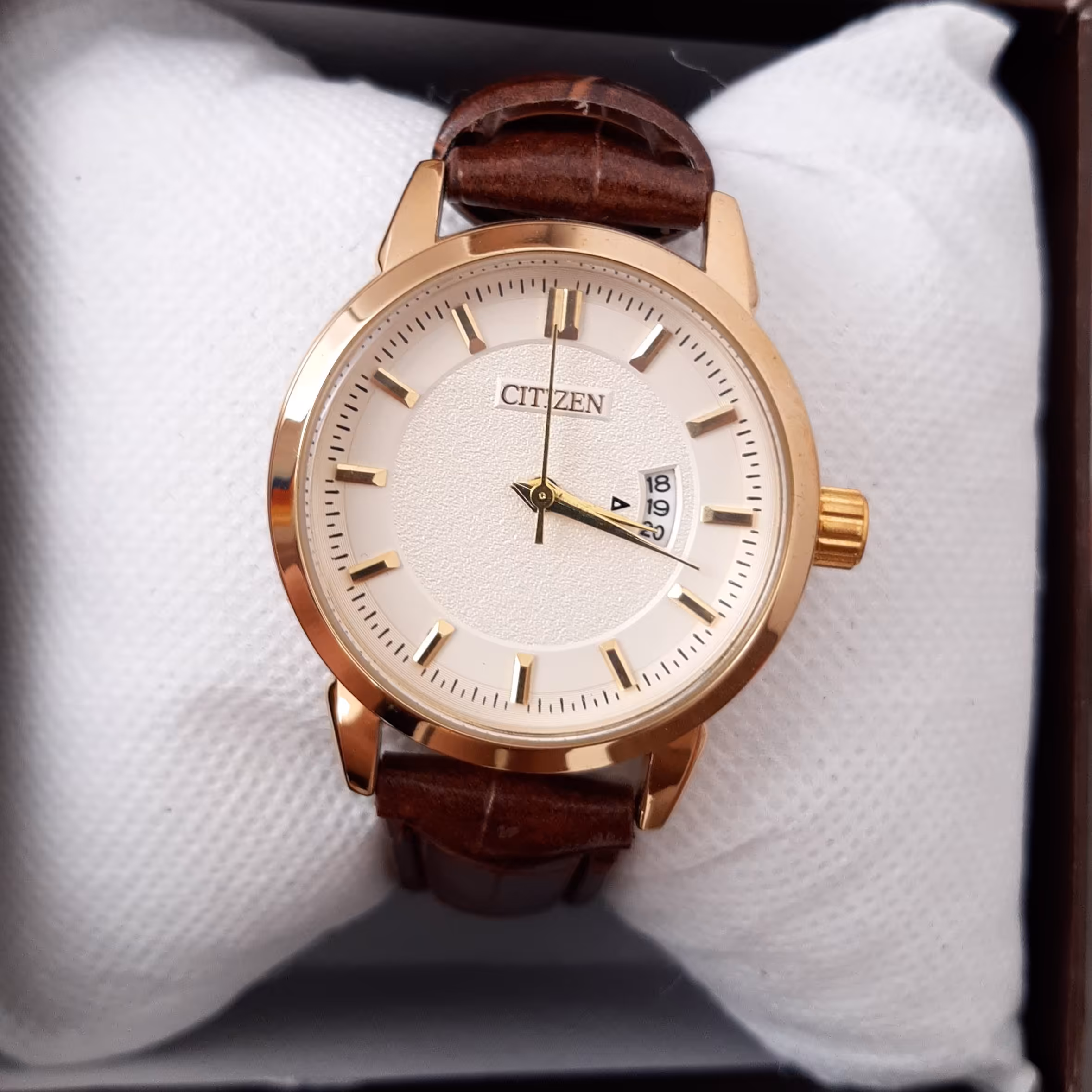 ساعت زنانه بند چرم قهوه ای موتور کوارتز دارای روزشمار سیتیزن