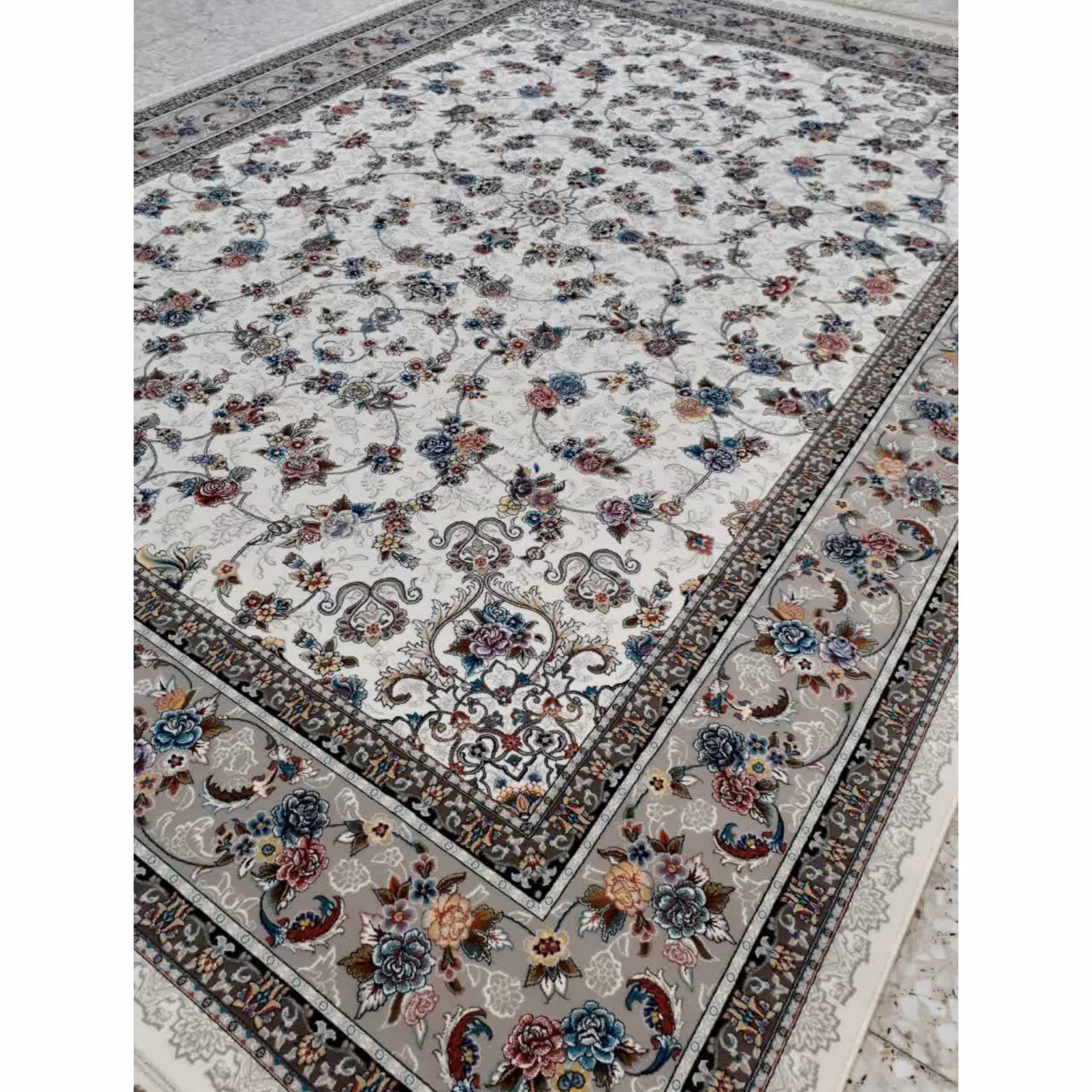 فرش ماشینی 700 شانه اصل10رنگ با تراکم 2550 طرح گلپری زمینه کرم 12 متری جنس اکرولیک