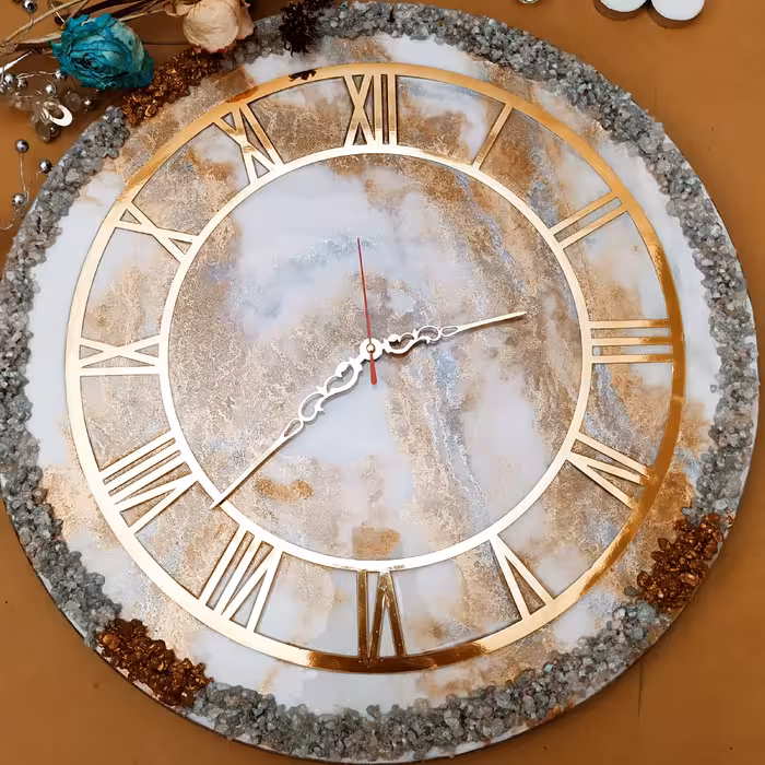 ساعت دیواری رزینی طرح ابرو باد با رینگ طلایی