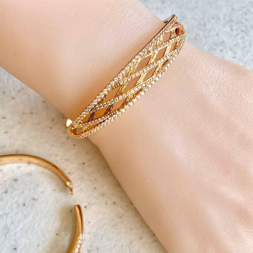 دستبند ژوپینگ النگویی طرح حصیری نگین دار با روکش آب طلا