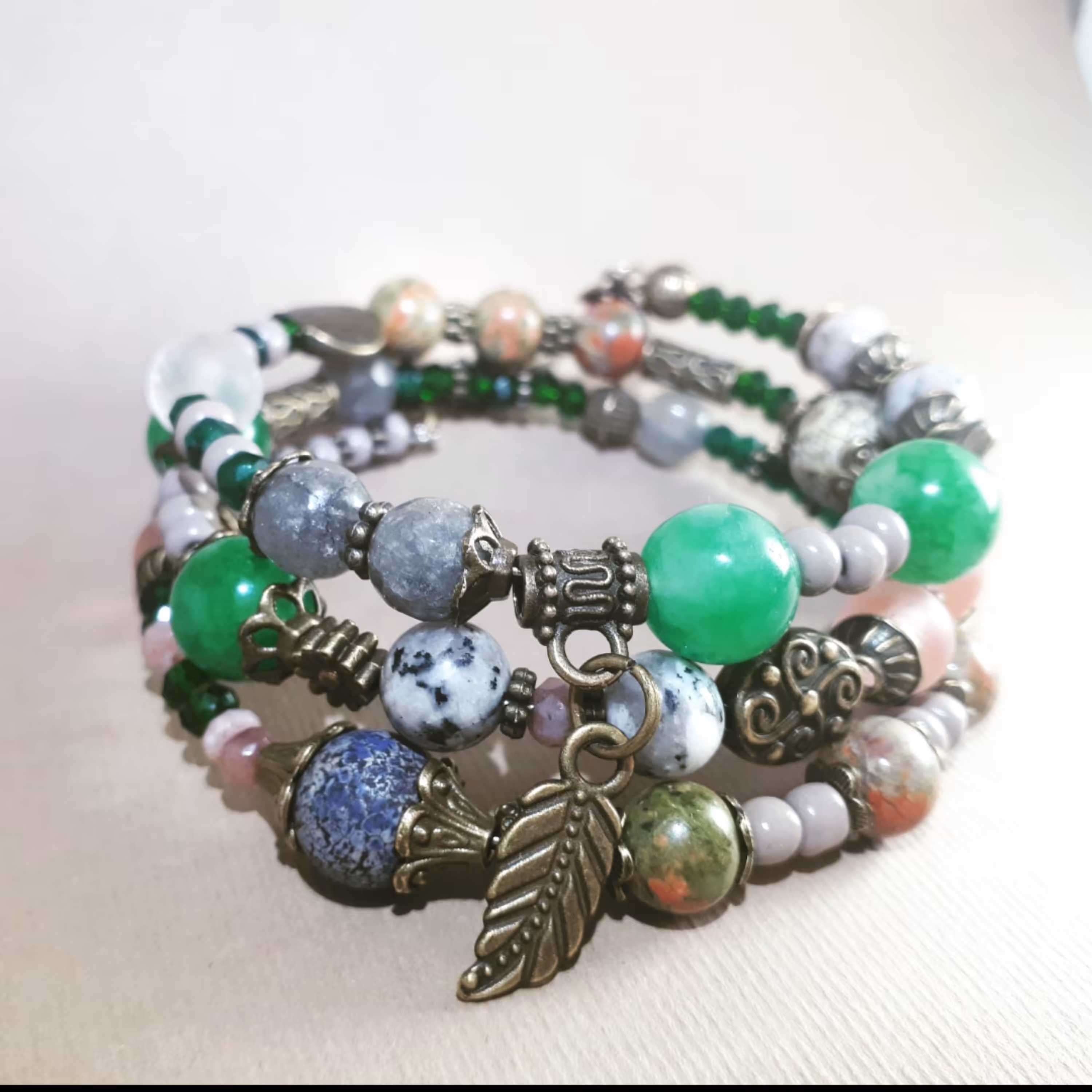 دستبند فنری چندلایه ی سنگ و خرجکارهای برنزی