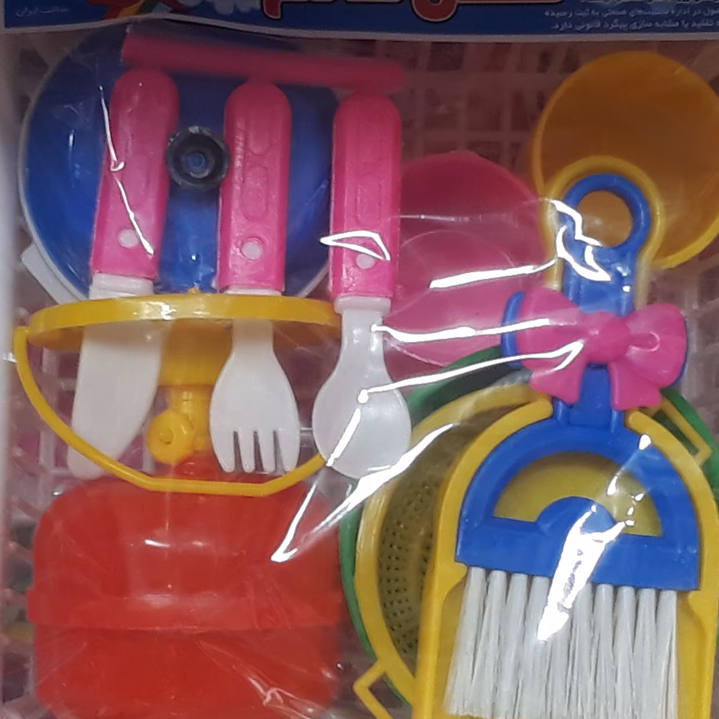 اسباب بازی  دخترانه  سرویس ظروف  گاز وقابلمه قاشق وچنگال و یک سبد متوسط 