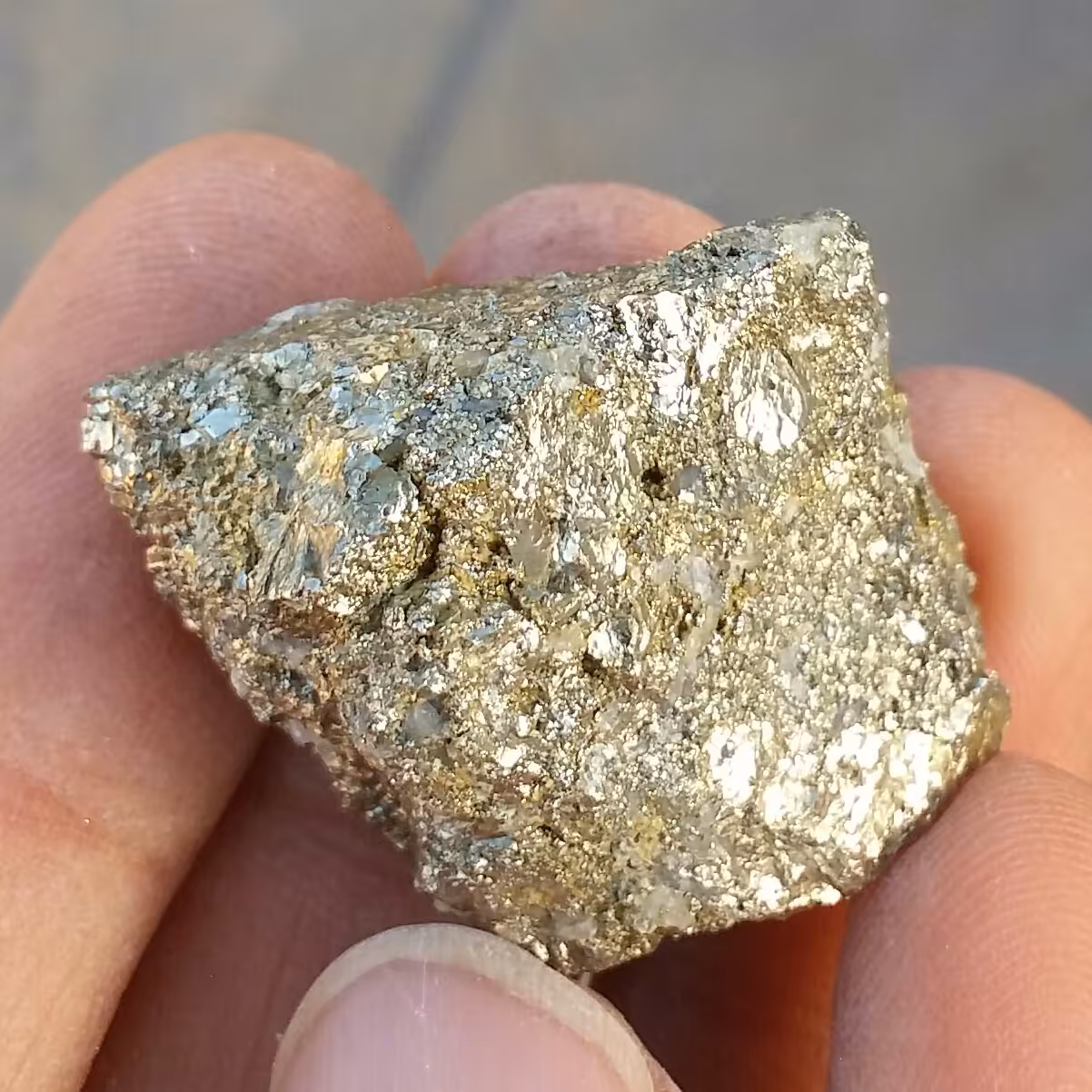 سنگ راف پیریت طلایی ملقب به سنگ طلا همرشدی با بورنیت  100 در 100 طبیعی شاهکار خلقت
بی نظیر
کد 10899