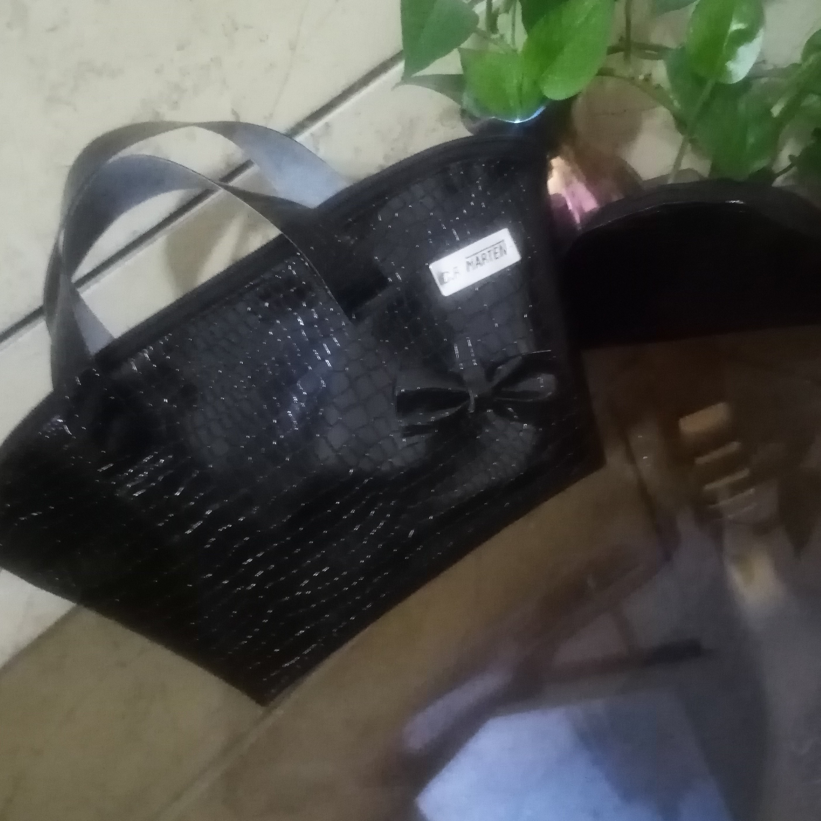 کیف چرم دستی، مدل بوستونی،.. مجلسی زنانه.... تک زیپ... آستر سوزنی... محکم وسبک... جادار... تک رنگ مشکی....