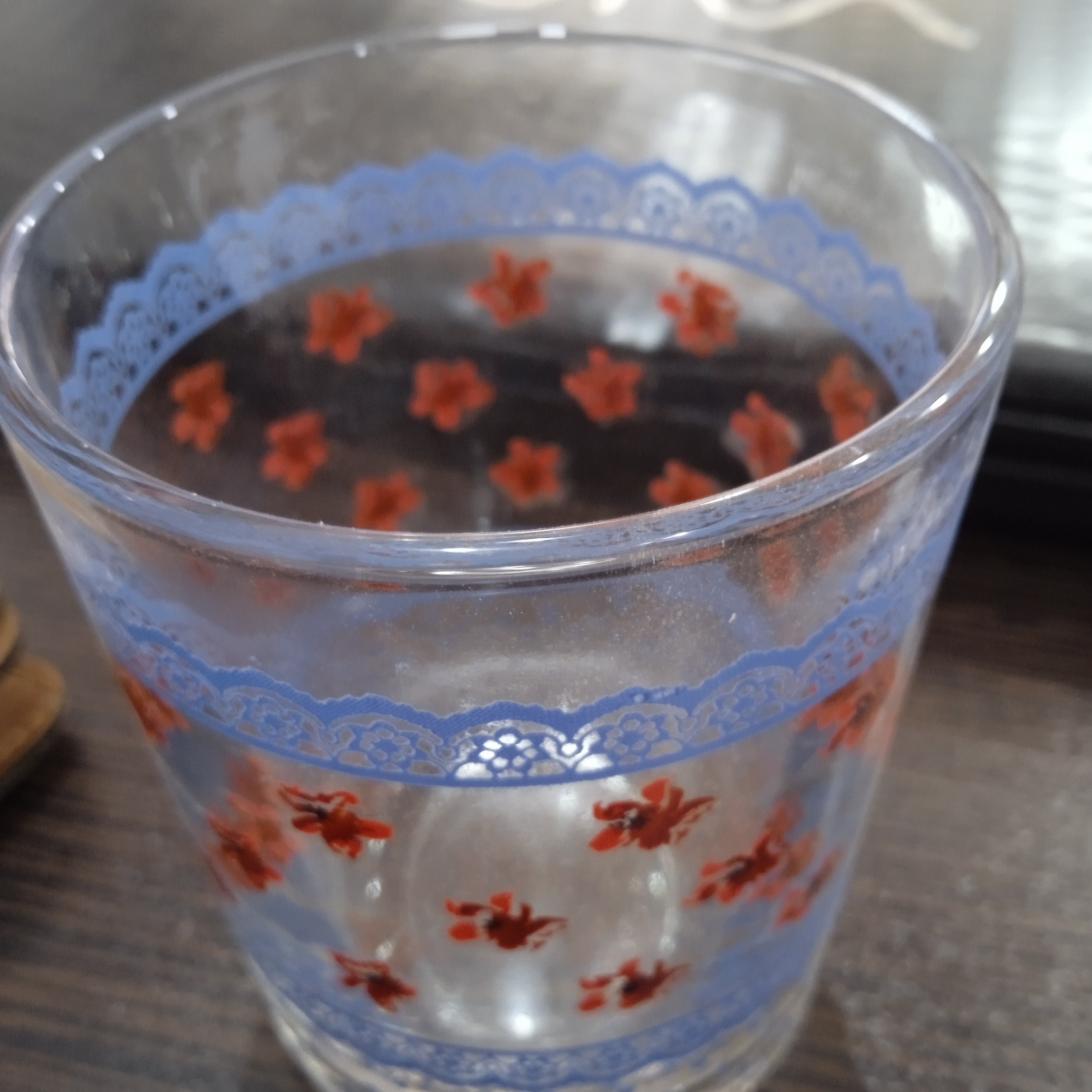لیوان فله ای گل قرمز روبان آبی