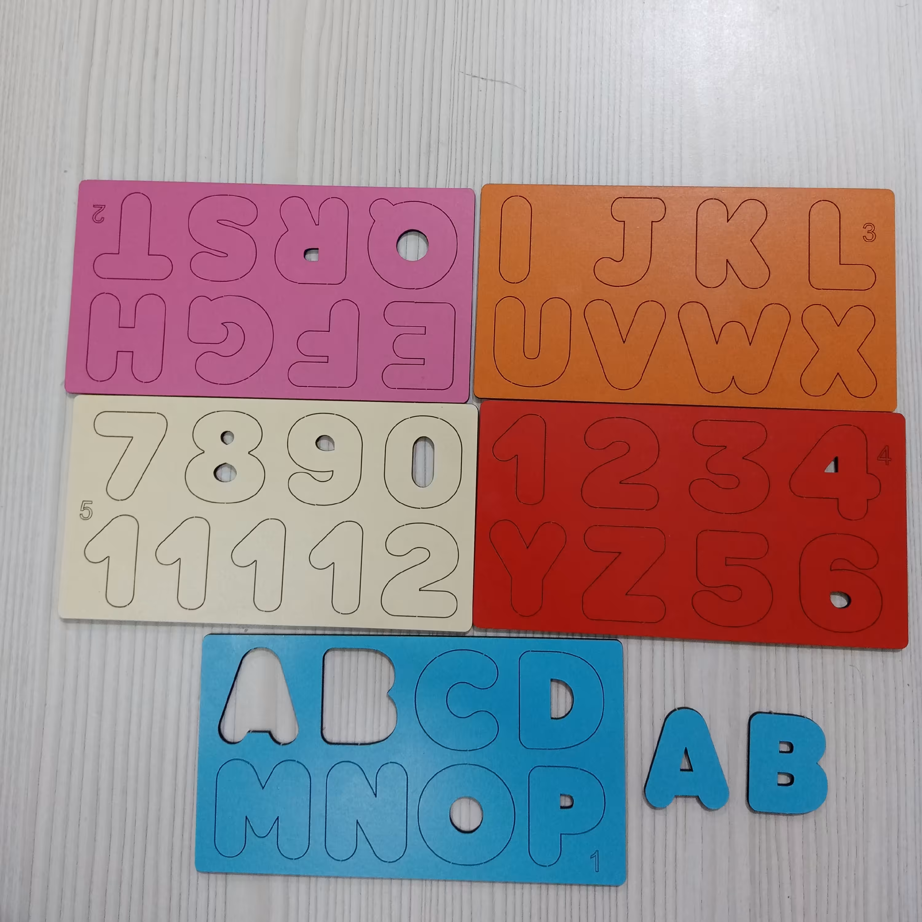 پازل و شابلون  حروف و اعداد انگلیسی چوبی رنگارنگ