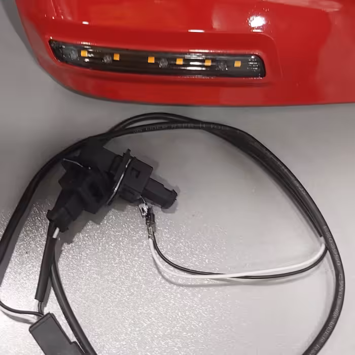 قاب آینه راهنمادار قرمز کوئیک وساینا باسوکت فابریک