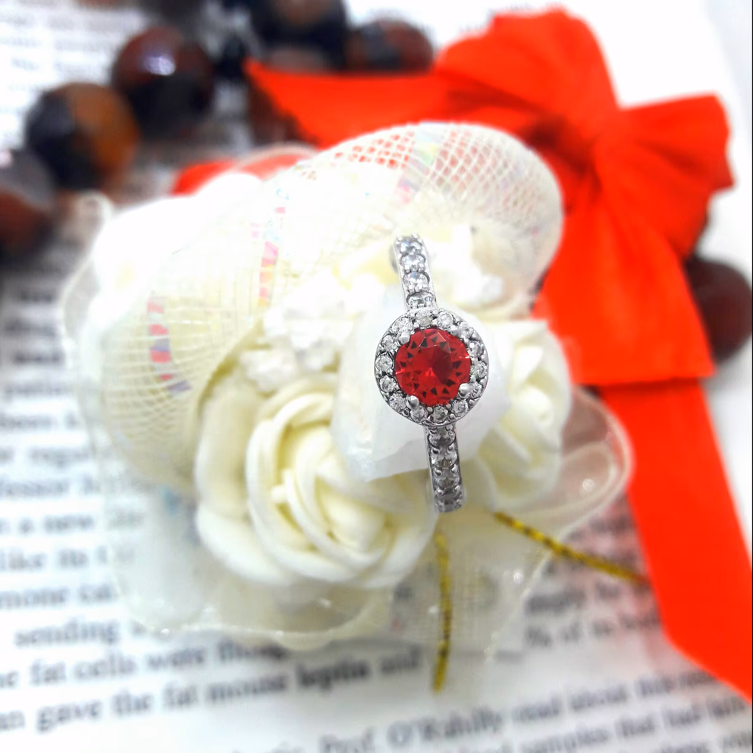 انگشتر نقره زنانه بانگین یاقوت صنعتی،نگین کارشده در رکاب بسیار شیک باوزن 3.58گرم