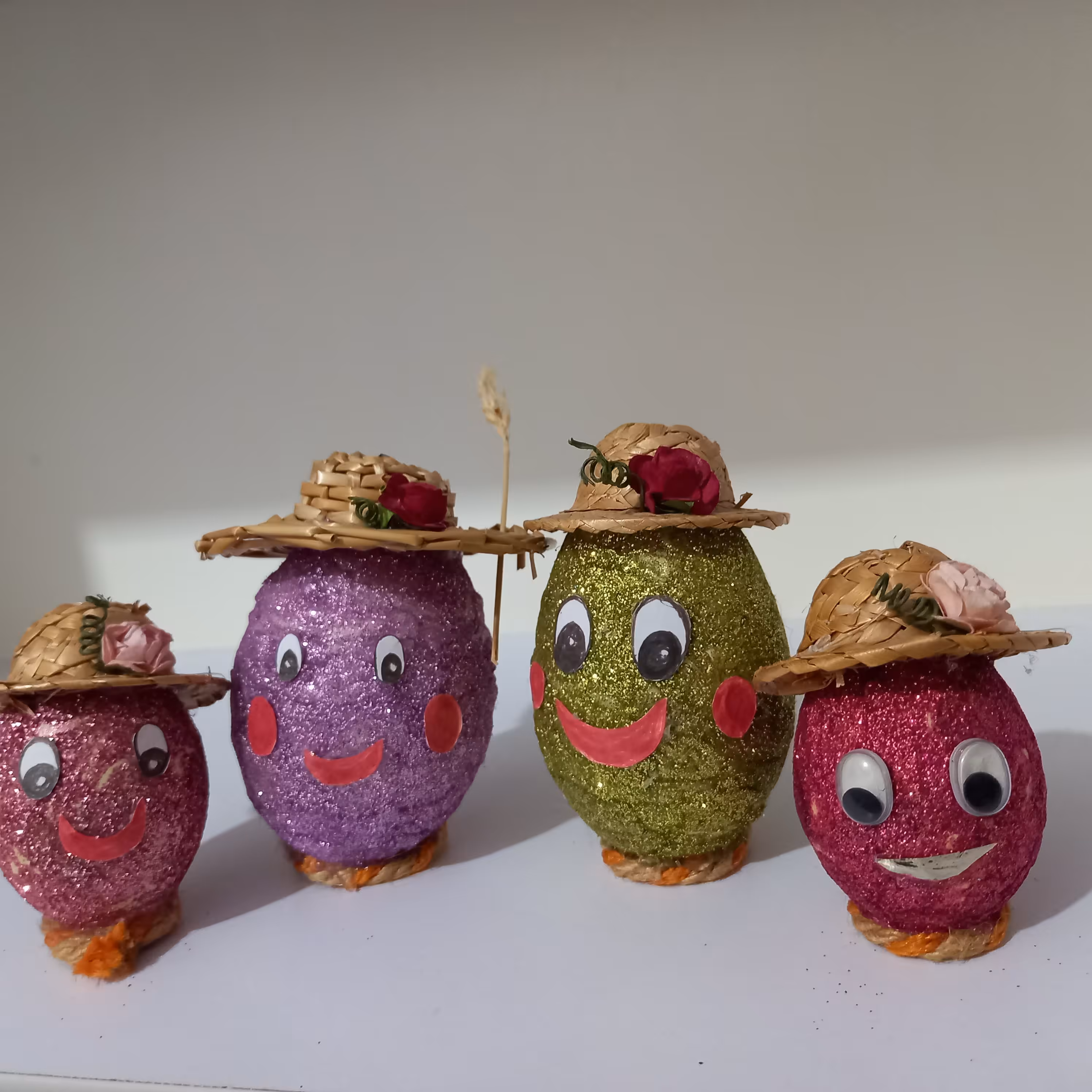 تخم مرغ رنگی اکلیلی