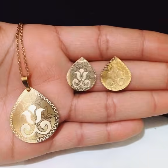 نیم ست استیل با طرح خاص و زیبا و بدون زنجیر با رنگ ثابت و ضدحساسیت میباشد