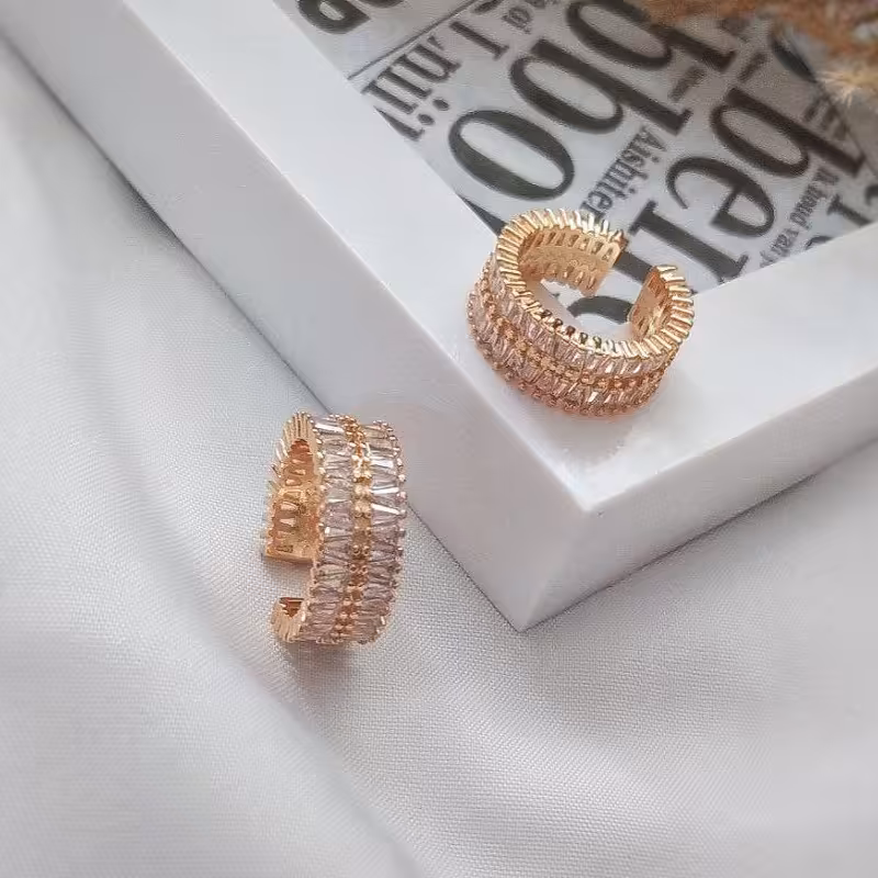 حلقه و انگشتر نگین دار جواهری جنس Ysxرنگ ثابت فری سایز 
نگین اتمی 