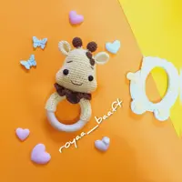 جغجغه بافتنی چوبی طرح حیوانات زرافه بافته شده با کاموا ترک ضدحساسیت بصورت ست فروخته میشود