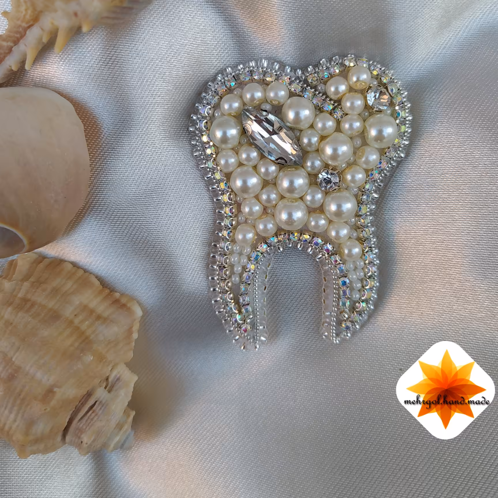 سنجاق سینه جواهر دوزی نام طرح دندونی