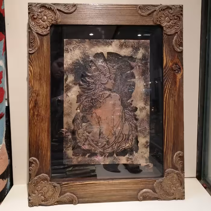 قاب تابلو مسی طرح دختر رومی . ارسال این محصول به شهرستان با باربری انجام و هزینه باربری به عهده خریدار میباشد