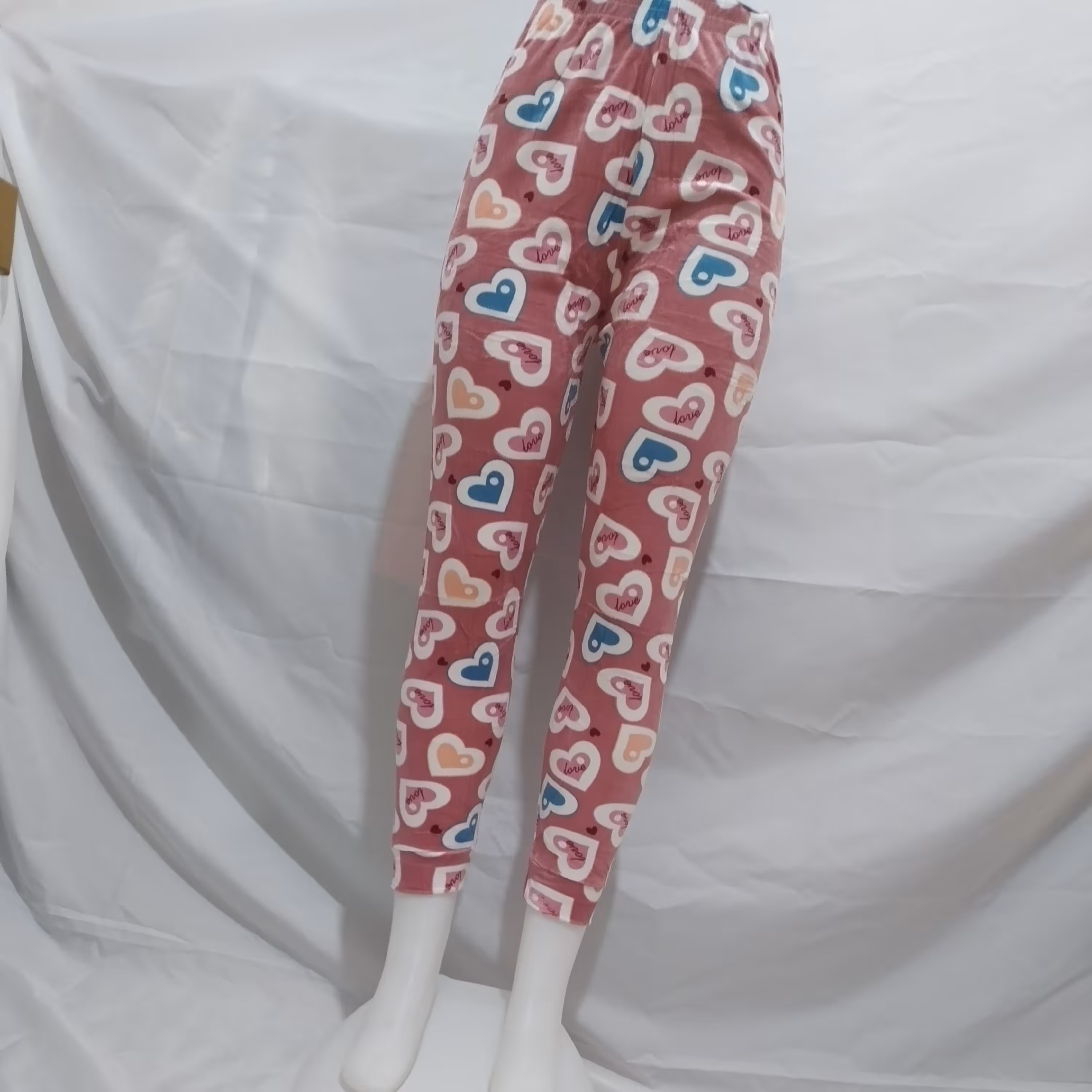 شلوار زنانه مخمل وارداتی طرح های مختلف لطفا قبل از ثبت سفارش از موجود بودن طرح مورد نظر اطمینان حاصل نمائید 