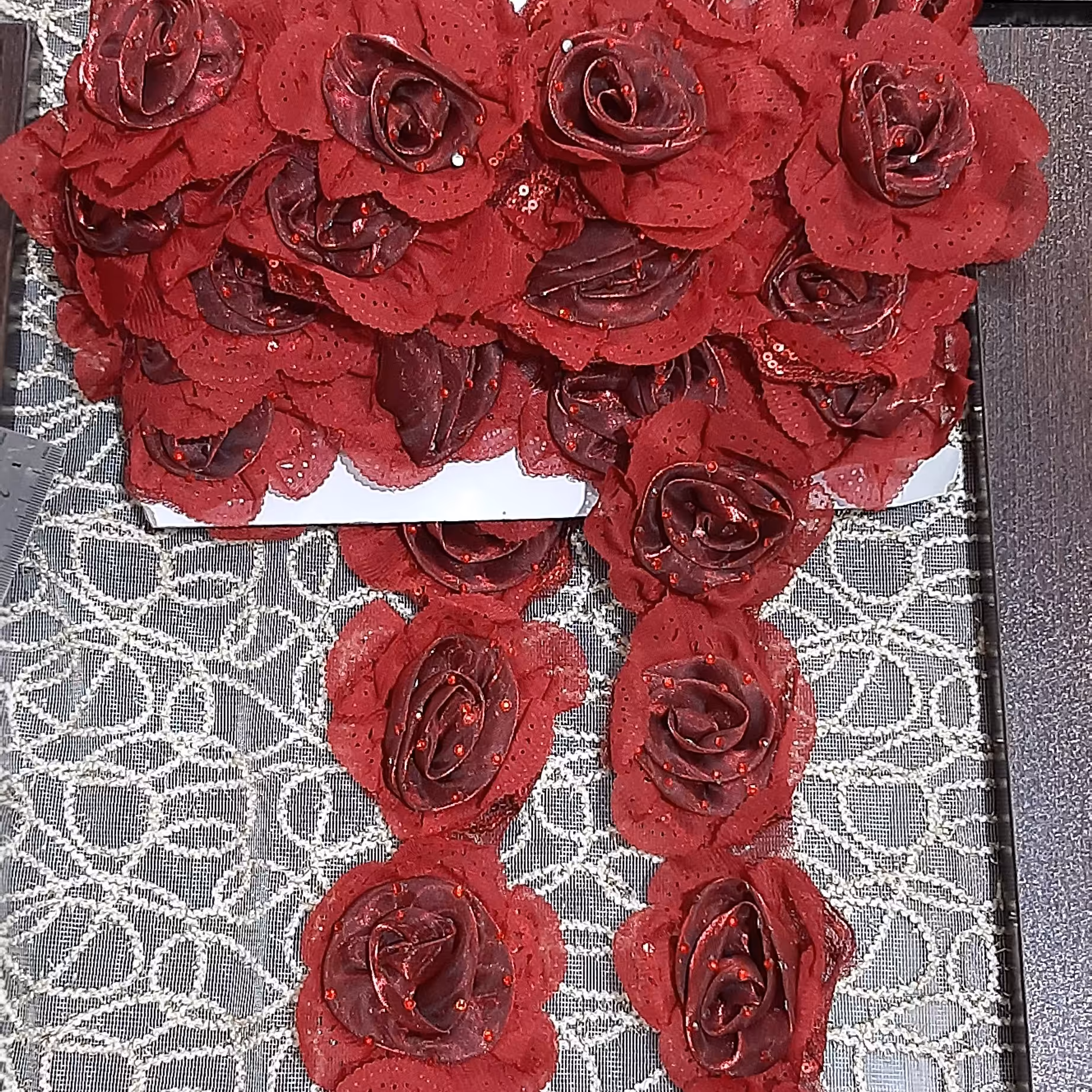 گل متری. دو رنگی. نگین دار برجسته. قرمز  رنگ . فروش بر اساس یارد . هر یارد 90 سانت. 12 گل.