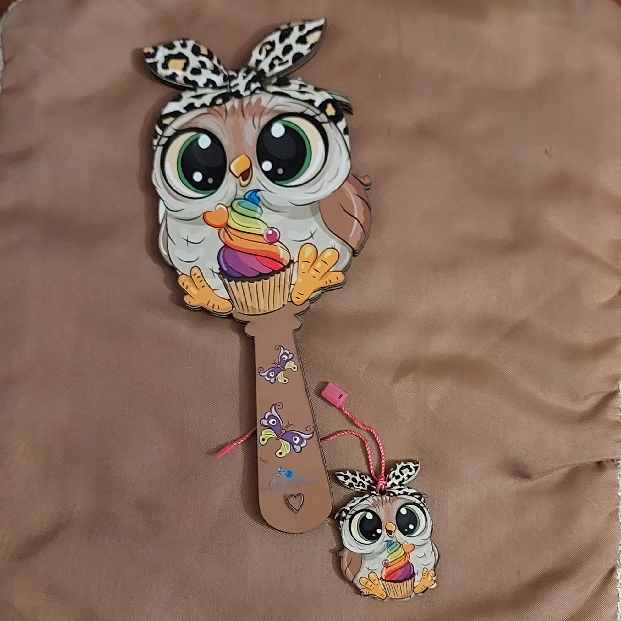 آینه دستی دخترانه عروسکی چوبی و  فانتزی بسیار  زیبا مناسب دختران سخت پسند همراه با آویز 