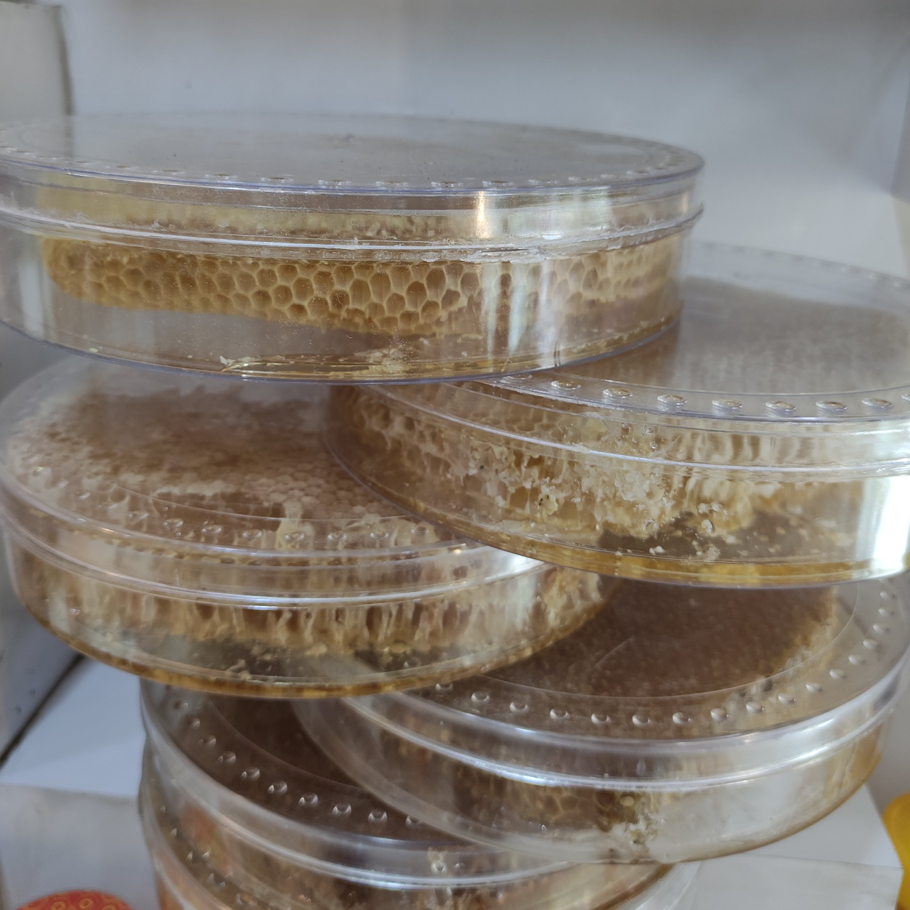 عسل موم دار بسته بندی