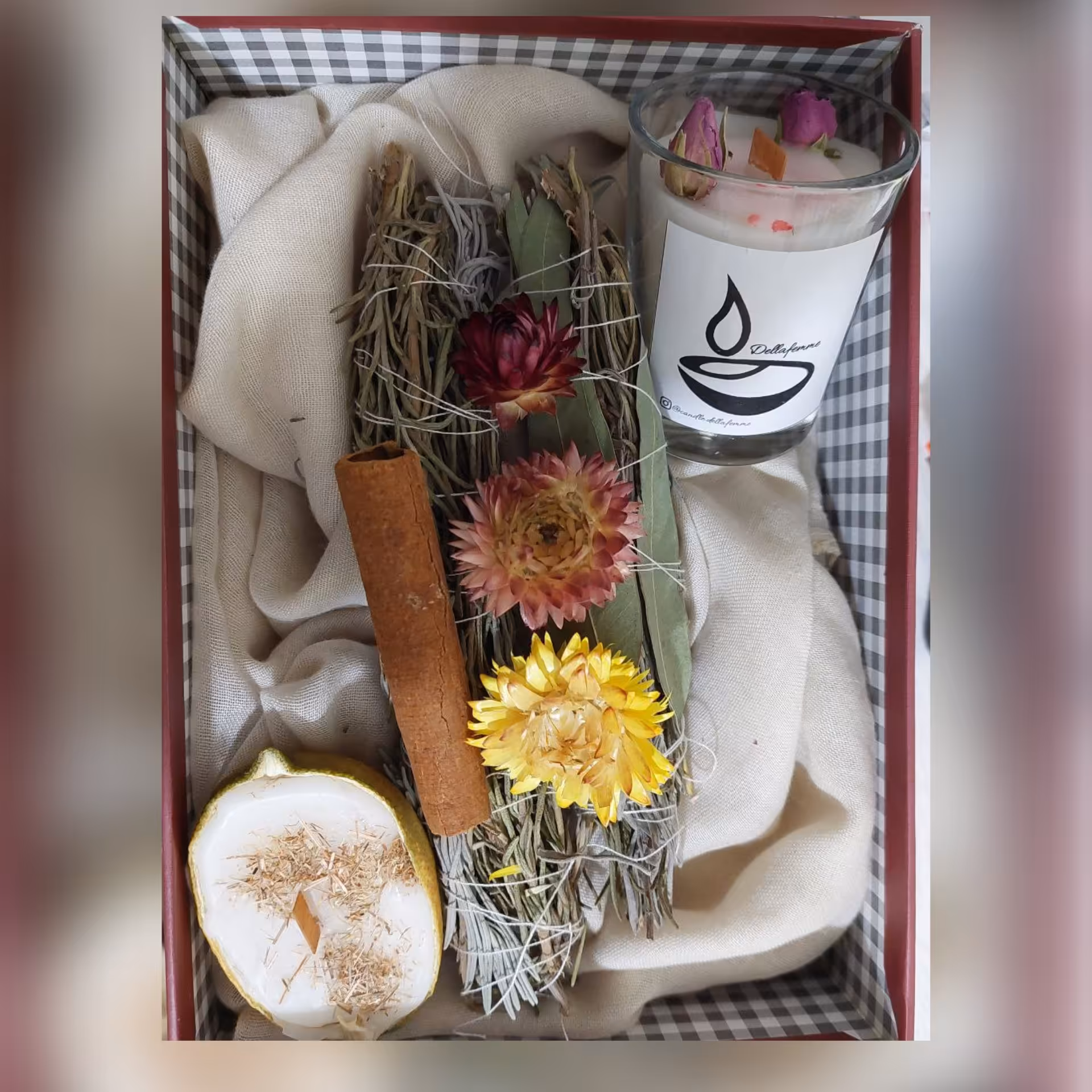 جعبه هدیه شامل شمع وانیل  شمع لیمو و دو عدد اسماج 