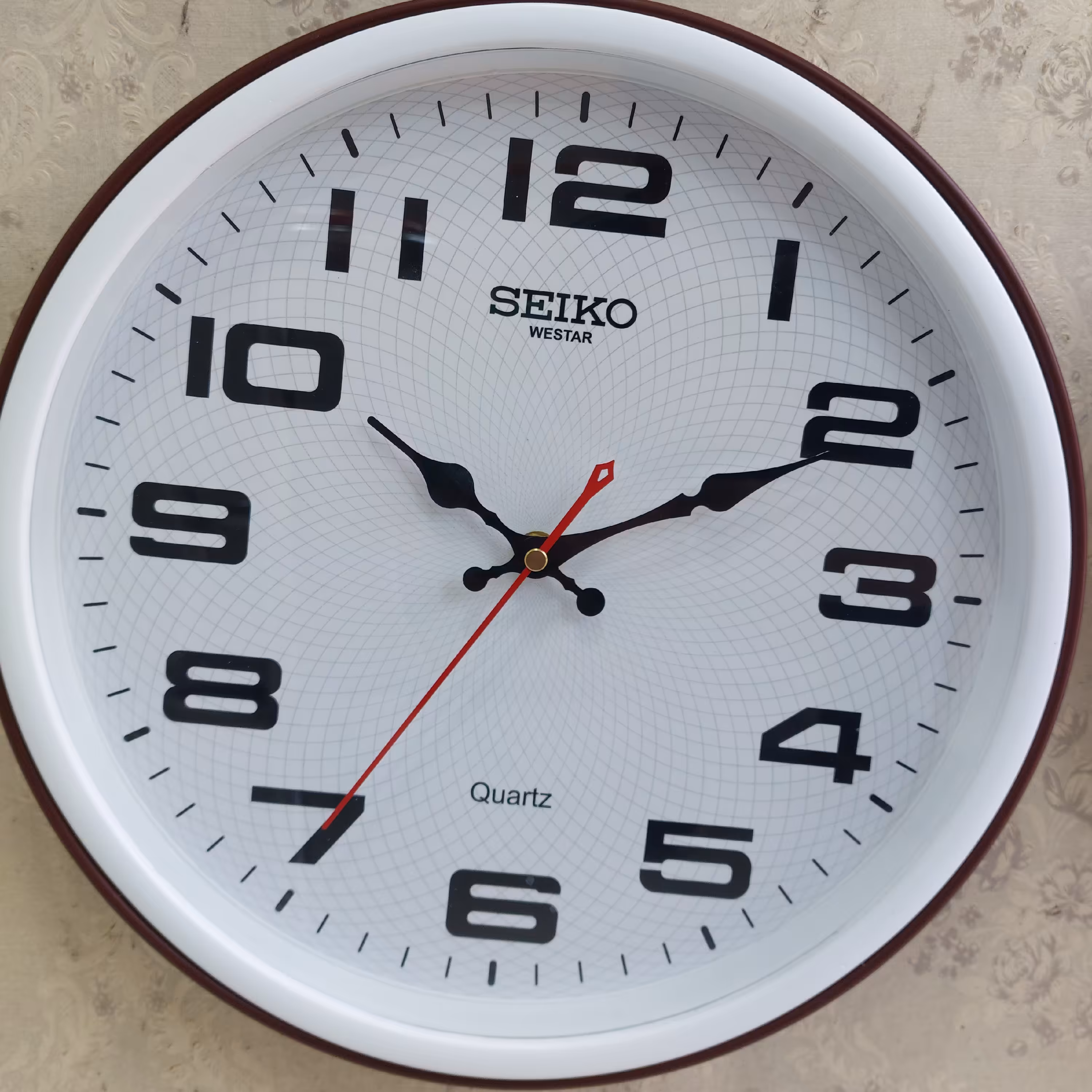 ساعت قهوه ای  آرام گردبیصدای سیکو داخل صفحه سفید دورقاب دوتکه قهوه ای وسفید شماره صفحه عالی ابعاد 33د33 مخصوص اتاق خواب 