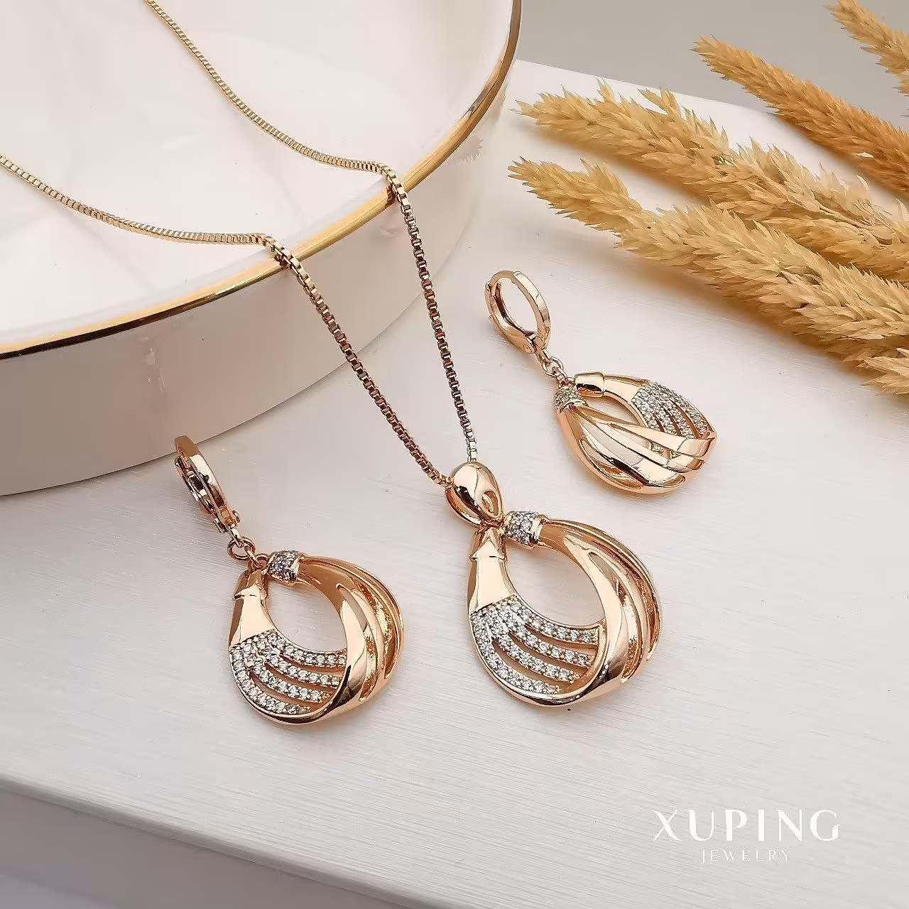 نیم ست ژوپینگ مدل اشکی نگین کاری همراه با زنجیر ژوپینگ