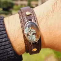 دستبند چرم طبیعی با قاب نقره دستساز و نگین عقیق شجر  بهاره