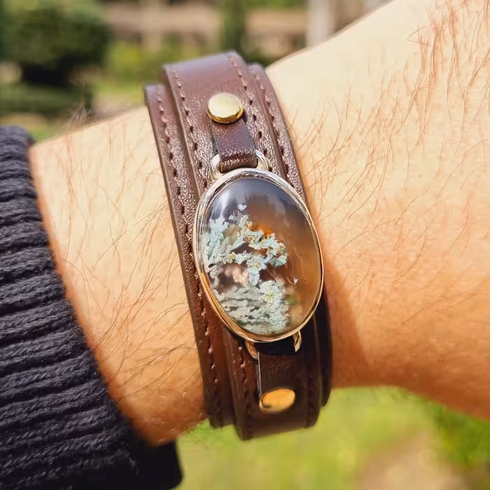 دستبند چرم طبیعی با قاب نقره دستساز و نگین عقیق شجر  بهاره