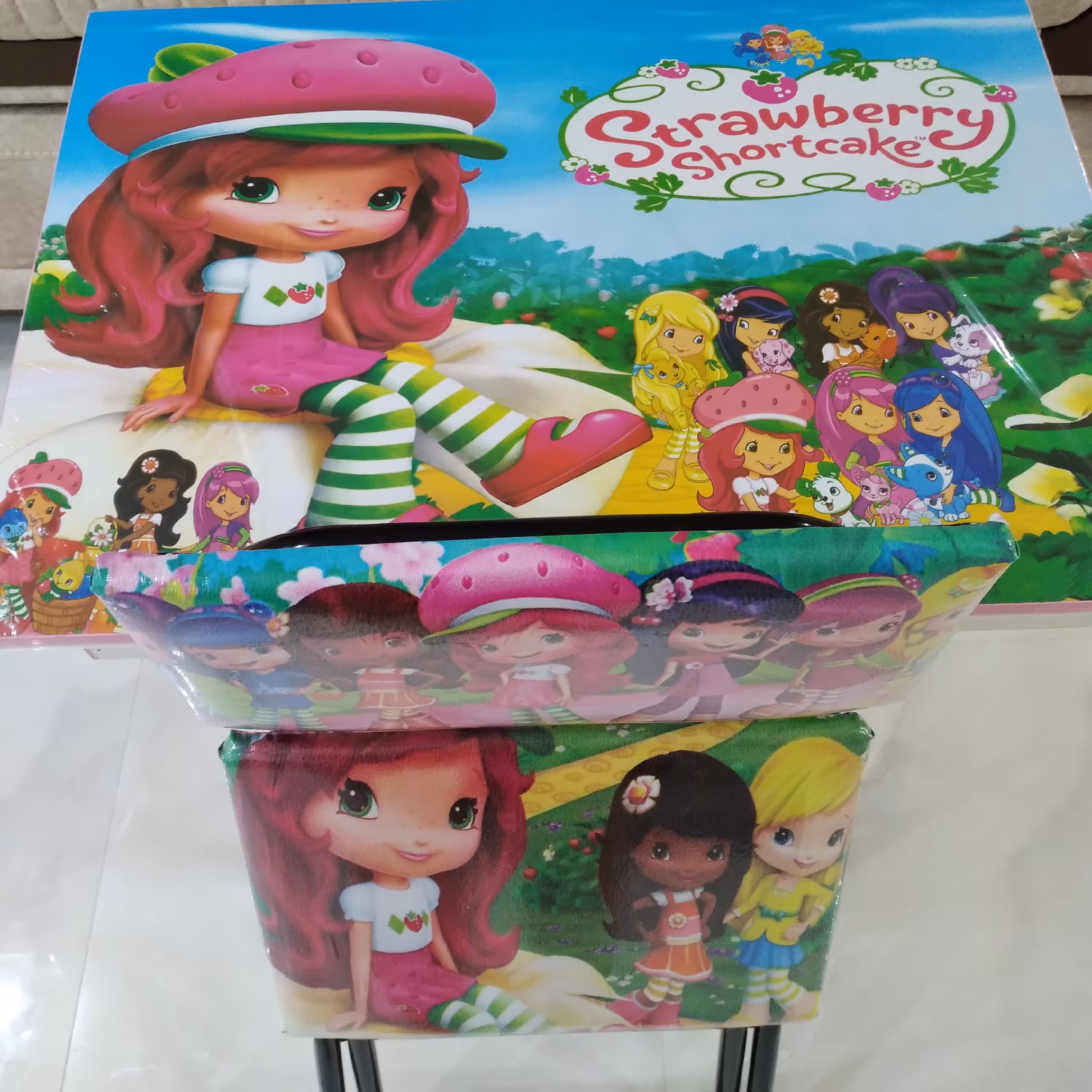 میز تحریر طرح دختر توت فرنگی