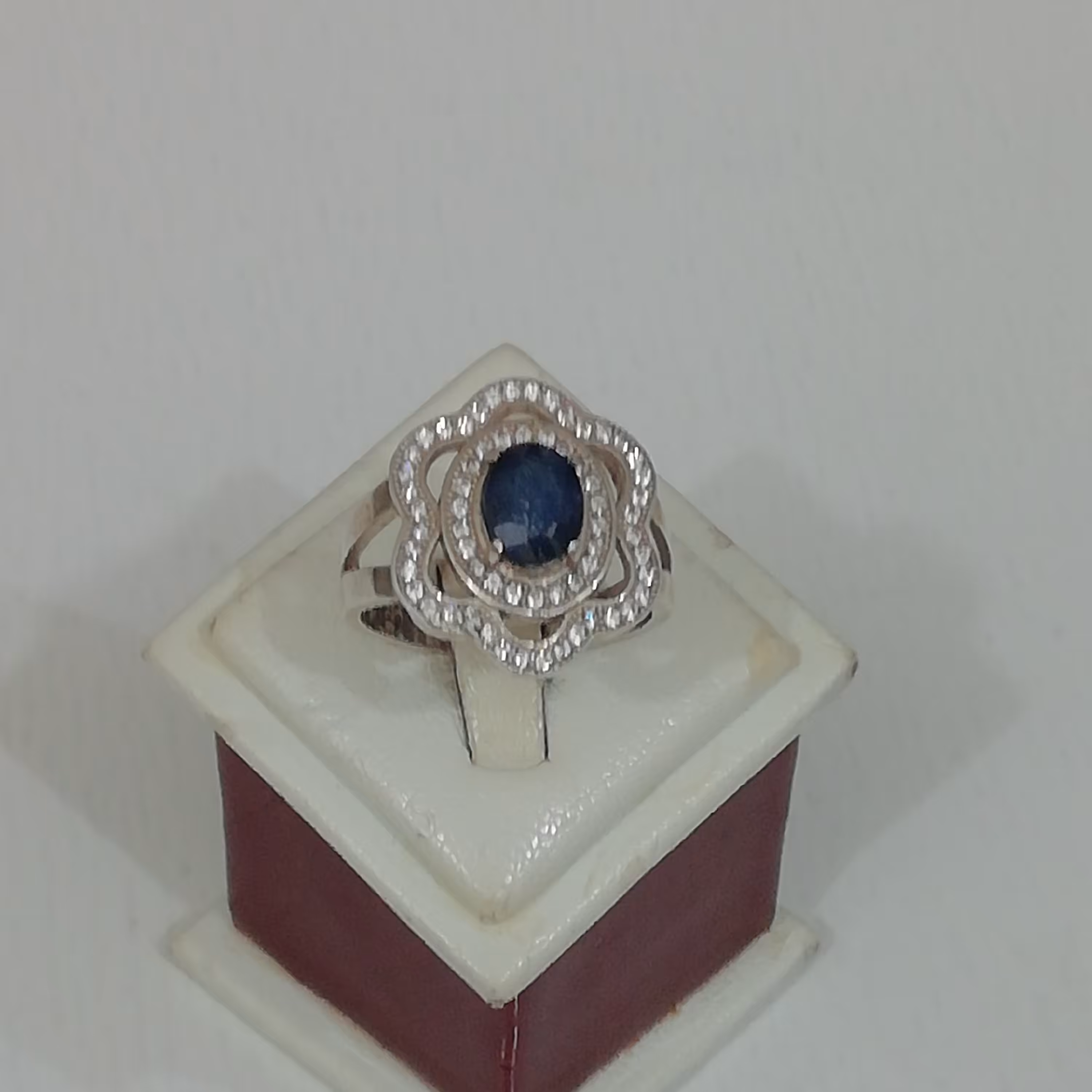 انگشتر زنانه نقره با سنگ یاقوت کبود