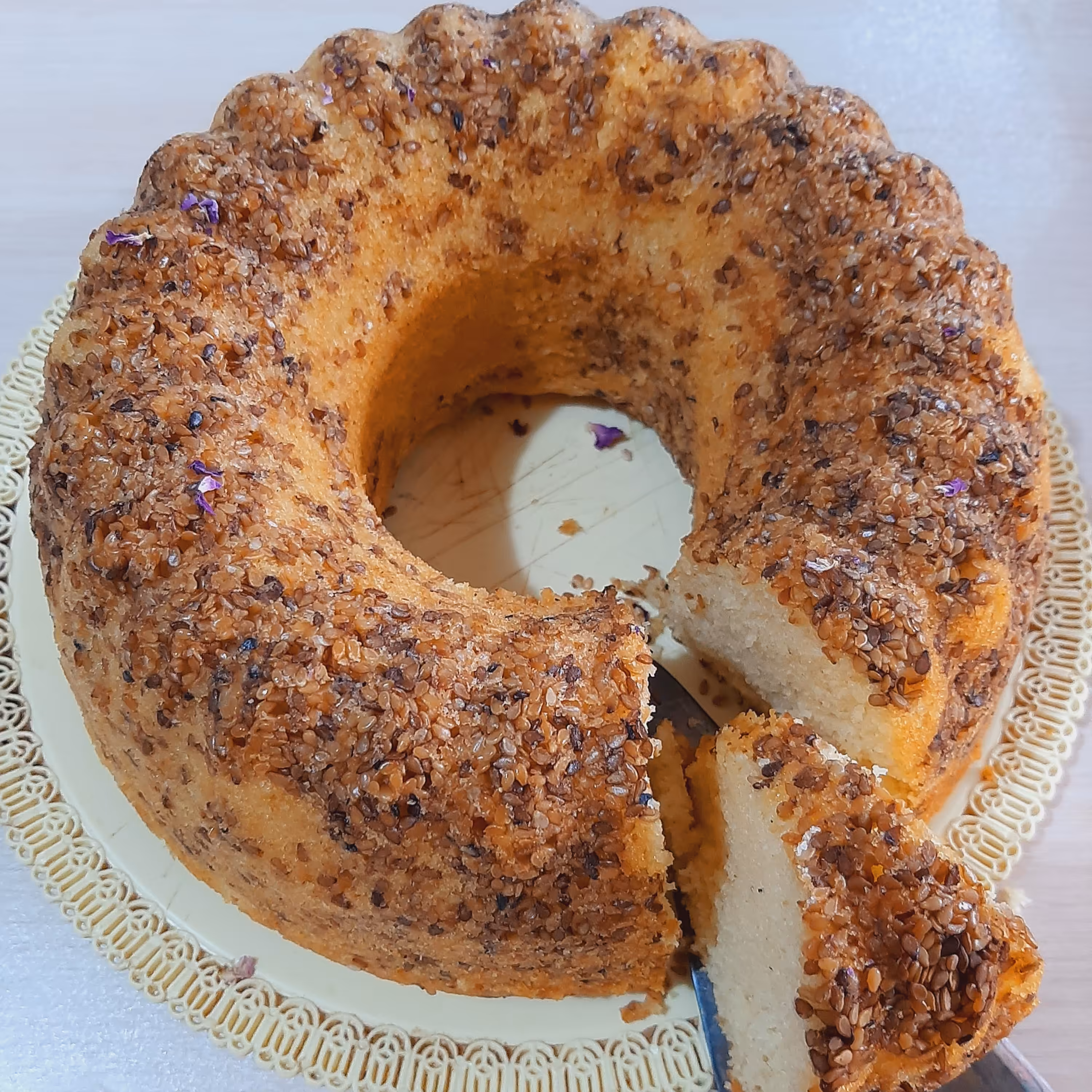 کیک کنجدی با طعم  گلاب 