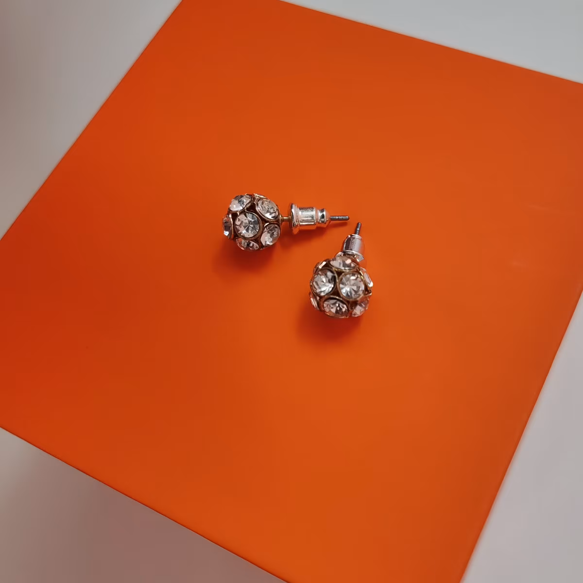 گوشواره
طرح توپی نگین کاری شده