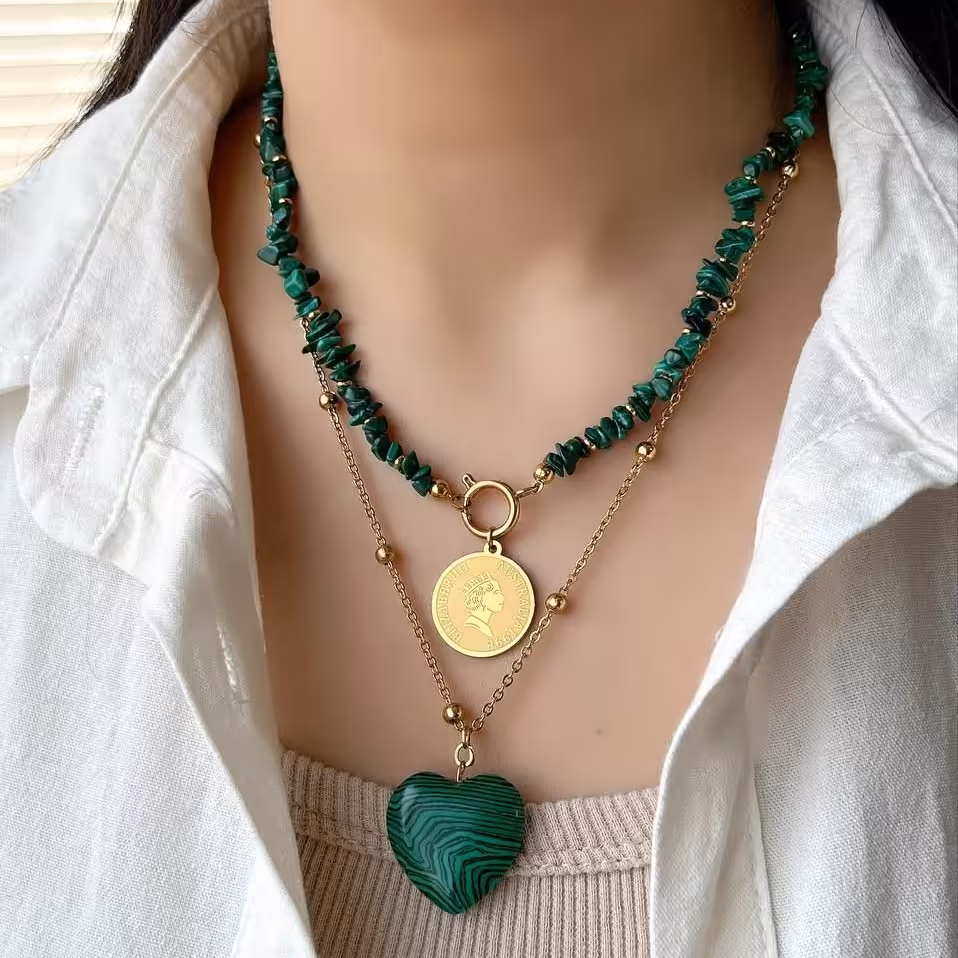گردنبند دولاین استیل با سنگ مالاکیت و اویز  الیزابت، دارای دو قفل مجزا، خواص تسکین دهنده درد و کاهش استرس
