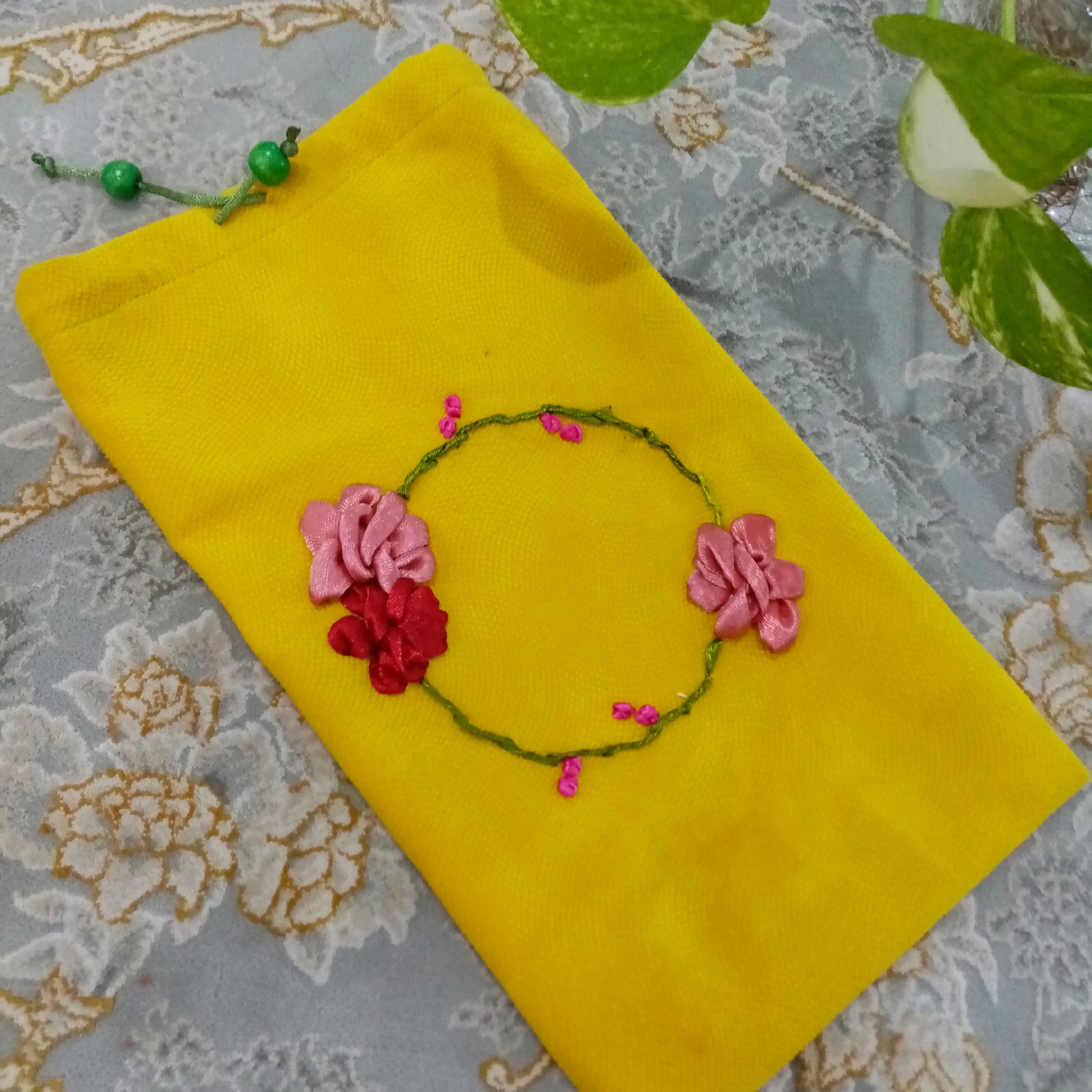 جامدادی زرد رنگ روباندوزی سفارش در طرح و رنگ دلخواه