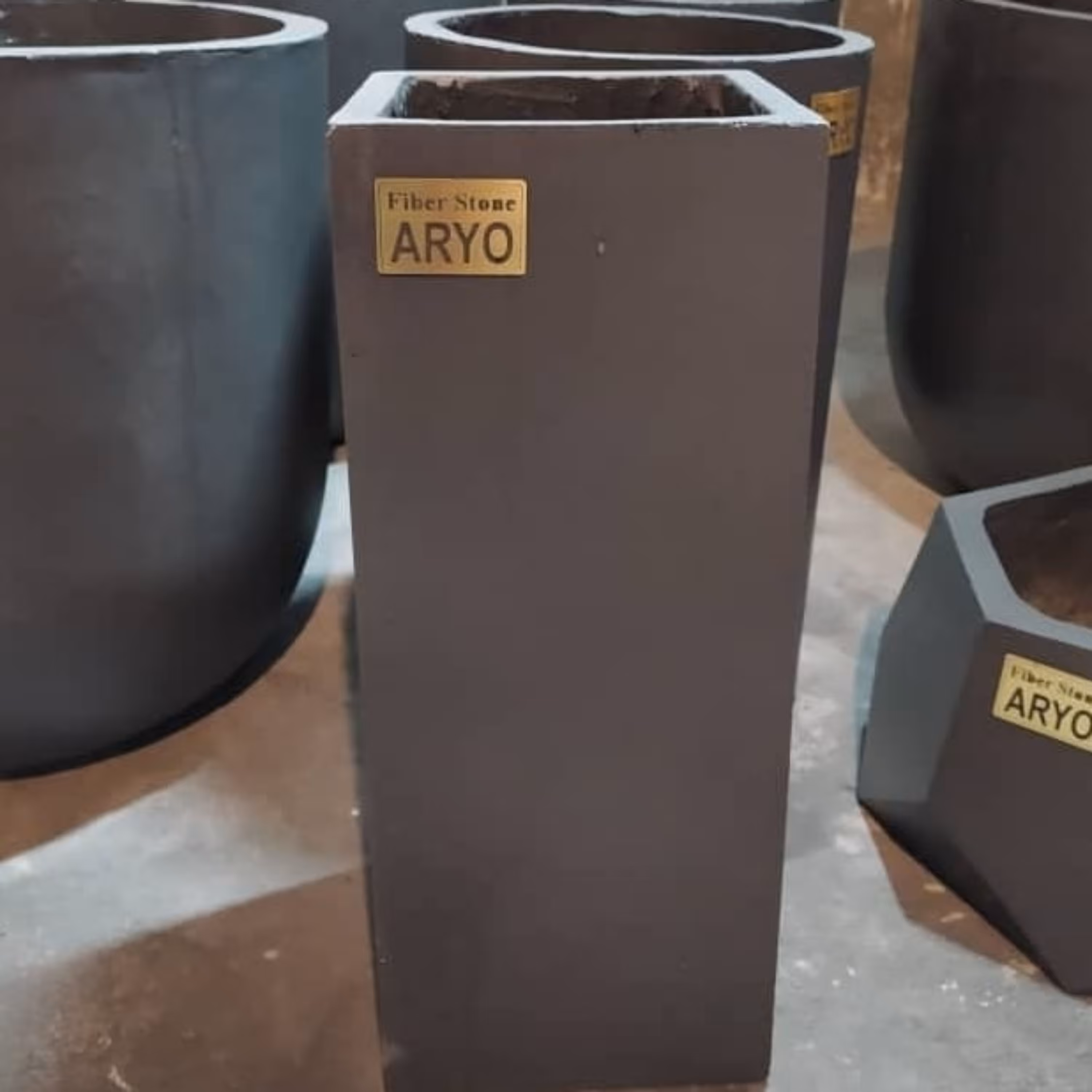 گلدان بتنی فوق سبک کدتولید 54 ارتفاع  50  طول و عرض 20  سانت  در چهار رنگ 