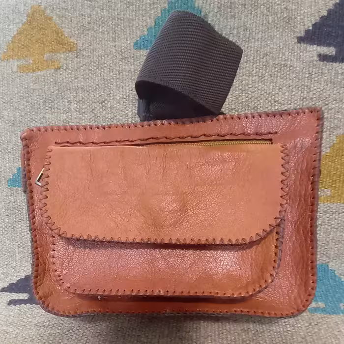 کیف کمری چرمی دست دوز و  دوخته شده با نخ موم دار.