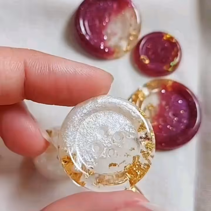 دکمه رزین دستساز با تکه های ورق طلا در انواع رنگها