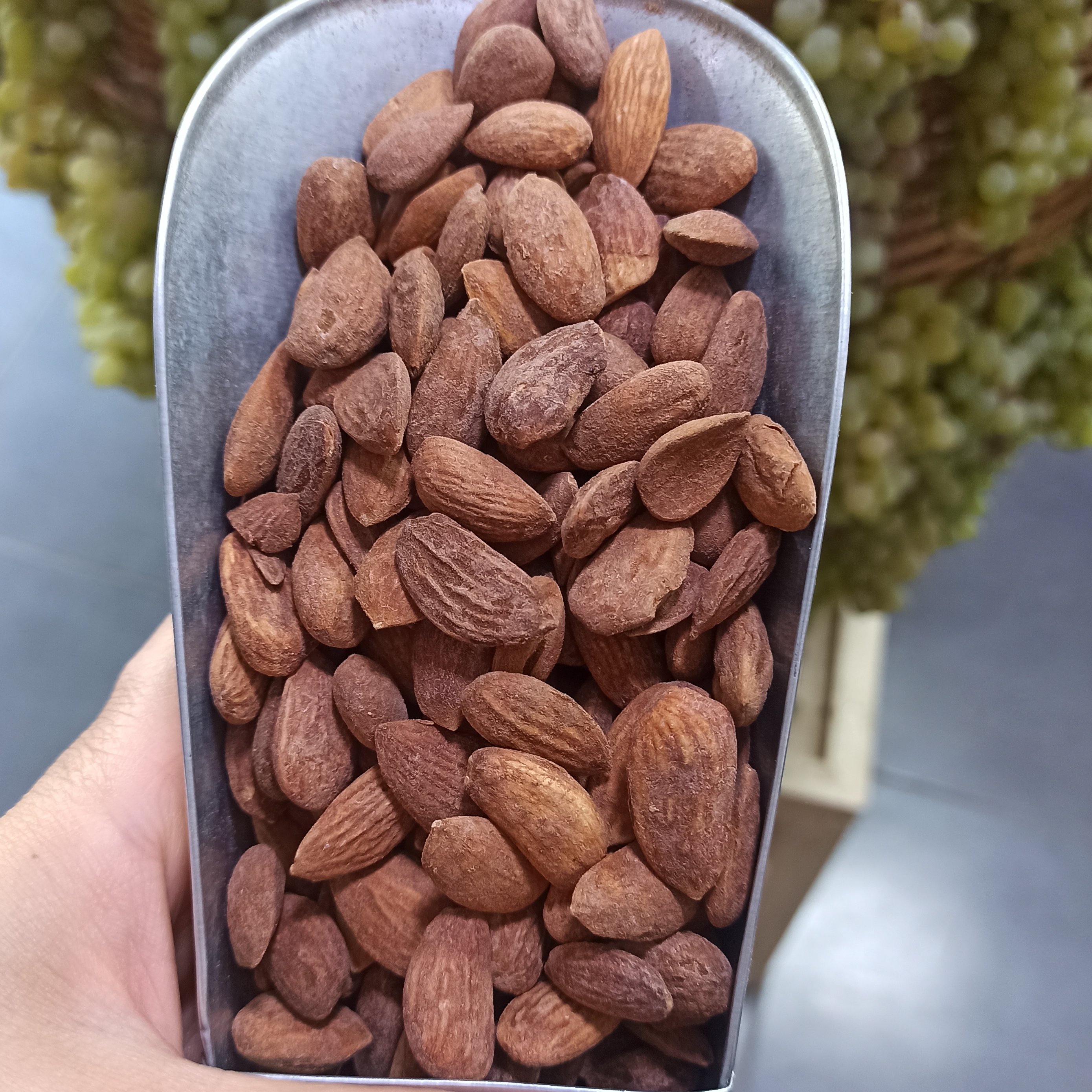 مغز بادام شیرین و درشت تویسرکان