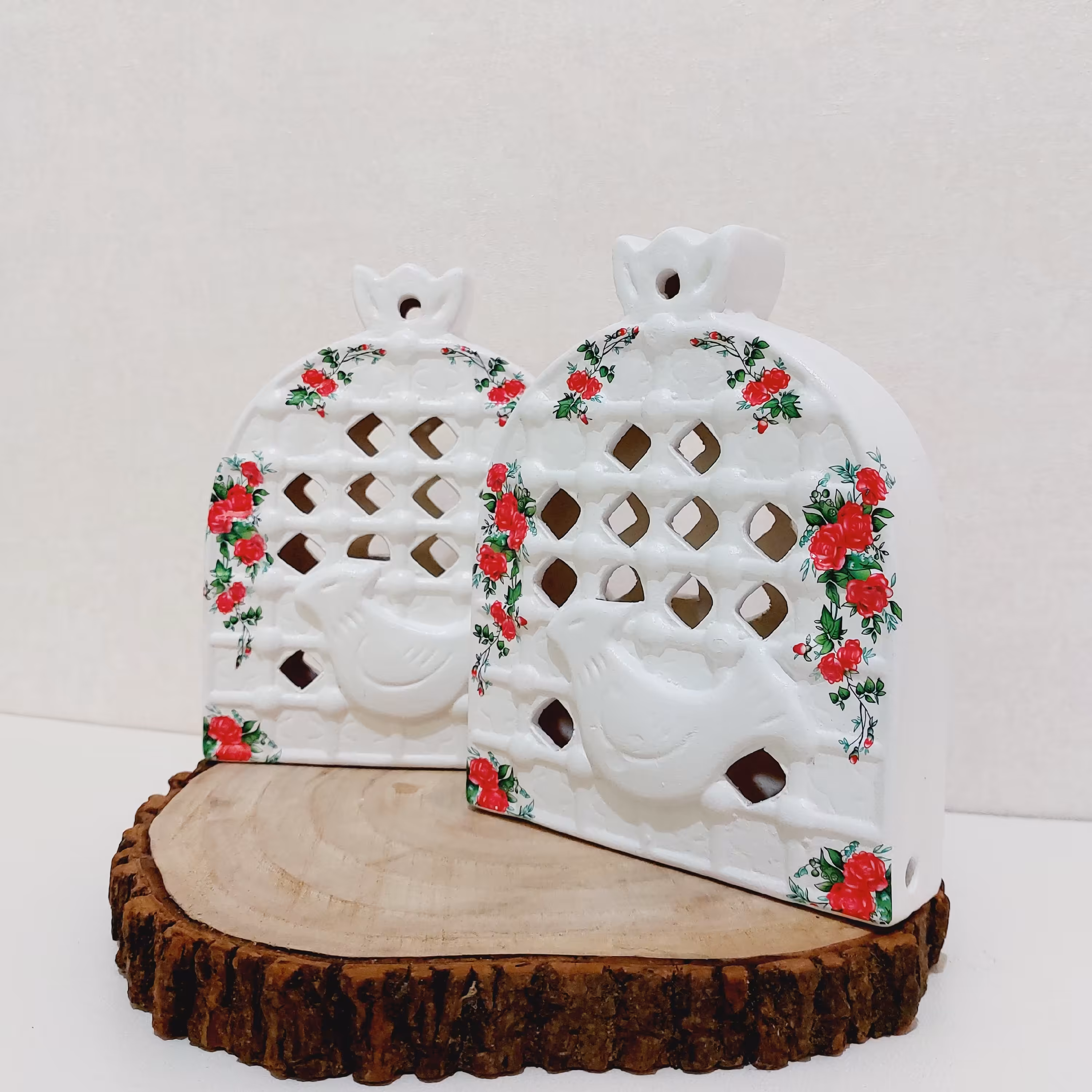 دکوری قفس مرغ آمین با طرح گل سرخی