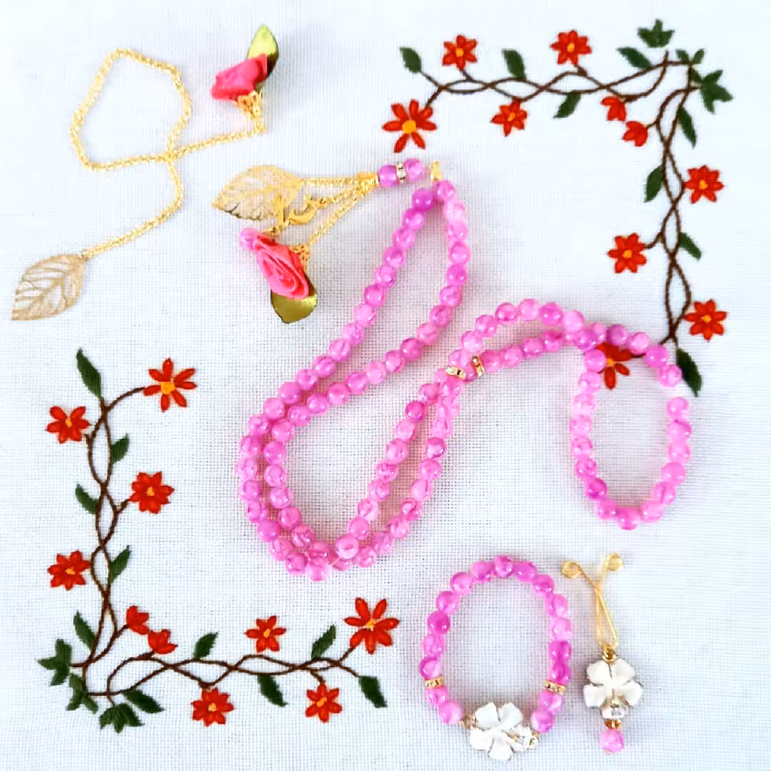 ست تسبیح، دستبند، گیره روسری و نشان قرآن