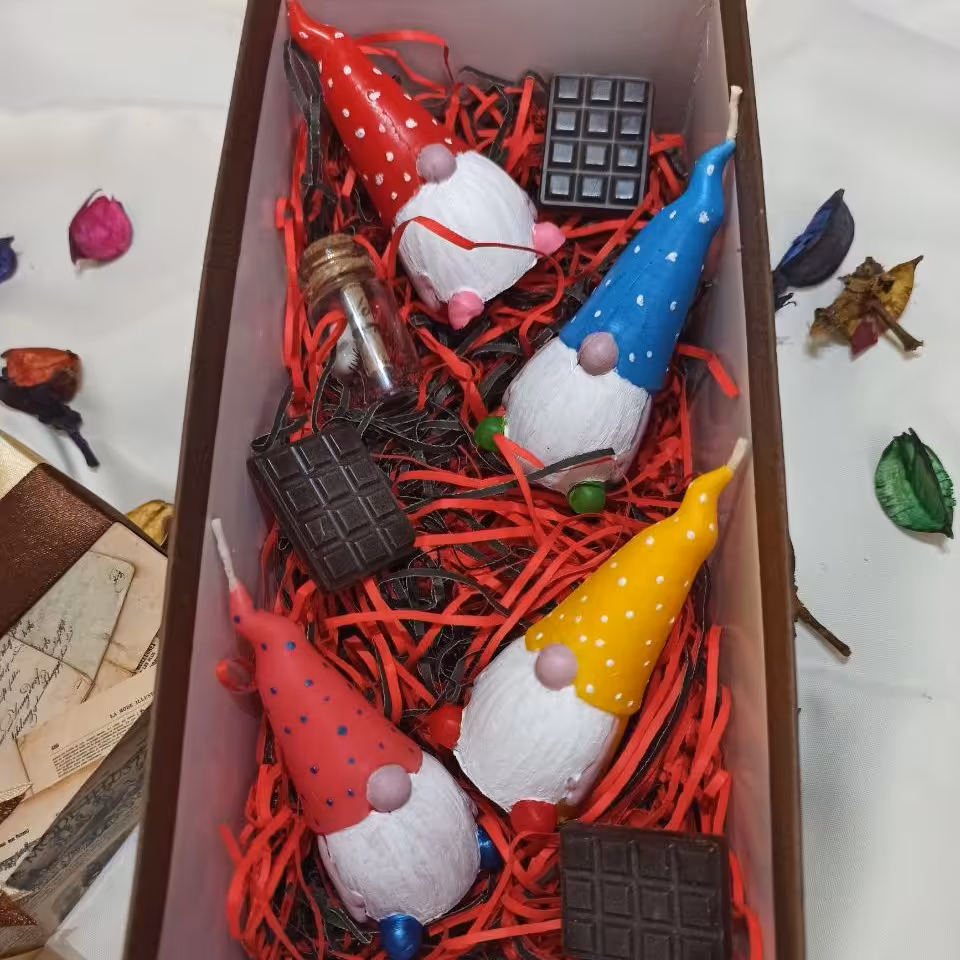 شمع پارافینی لی لی پوتای کیوتمون با کلاه های رنگا رنگ به دلخواه شما مناسب برای کادویی